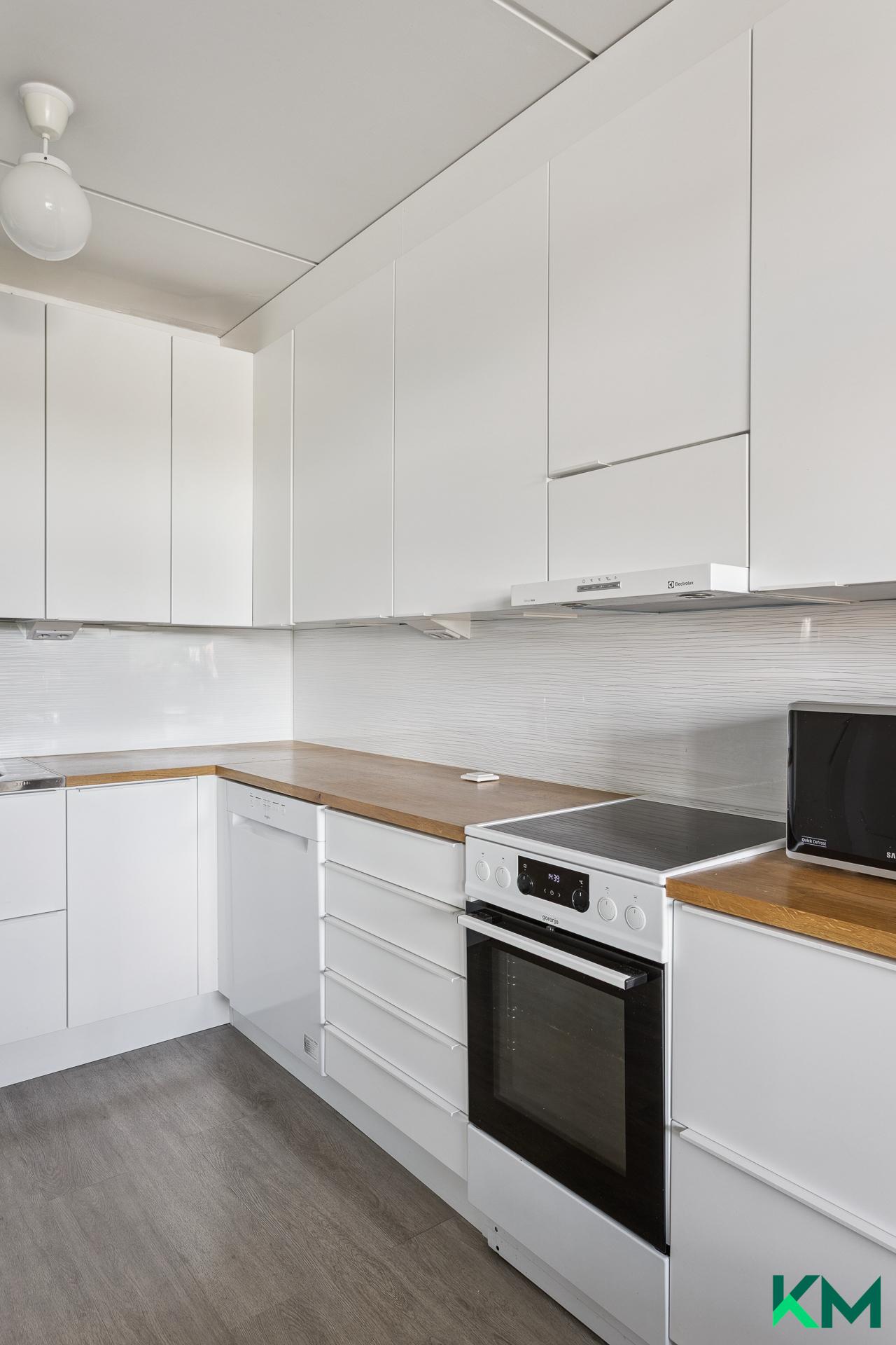 Keittiössä runsaasti kaappitilaa