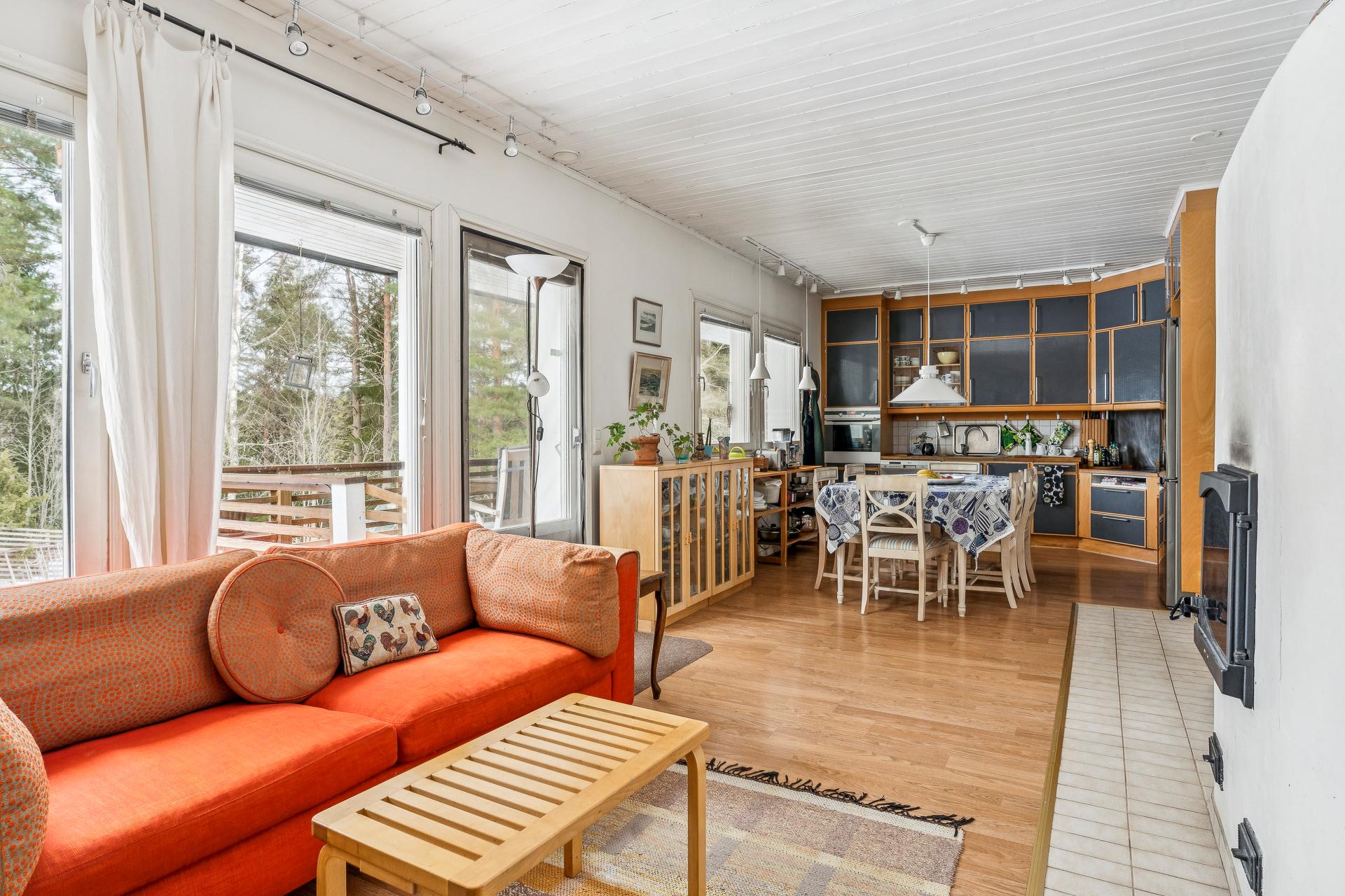 Alakerran avointa tilaa