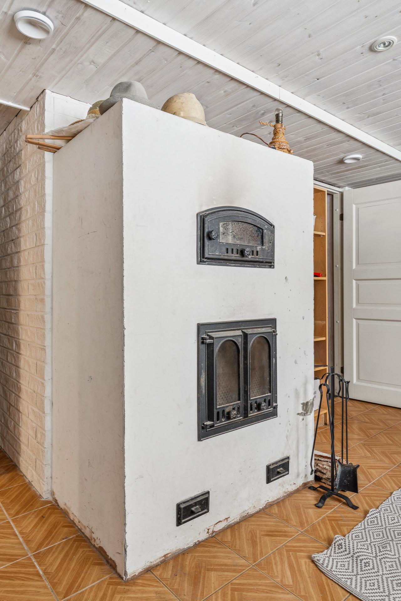 Varaava leivinuuni/takka