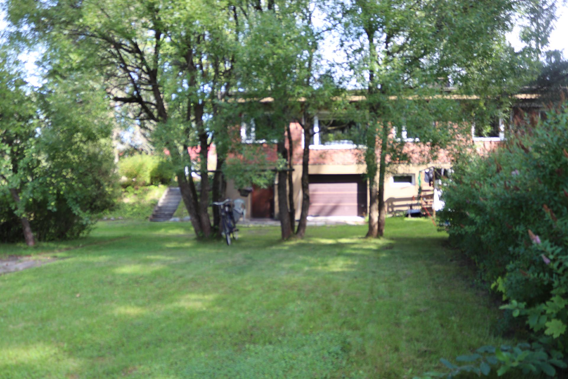 Omaa piha-aluetta kesäaikaan