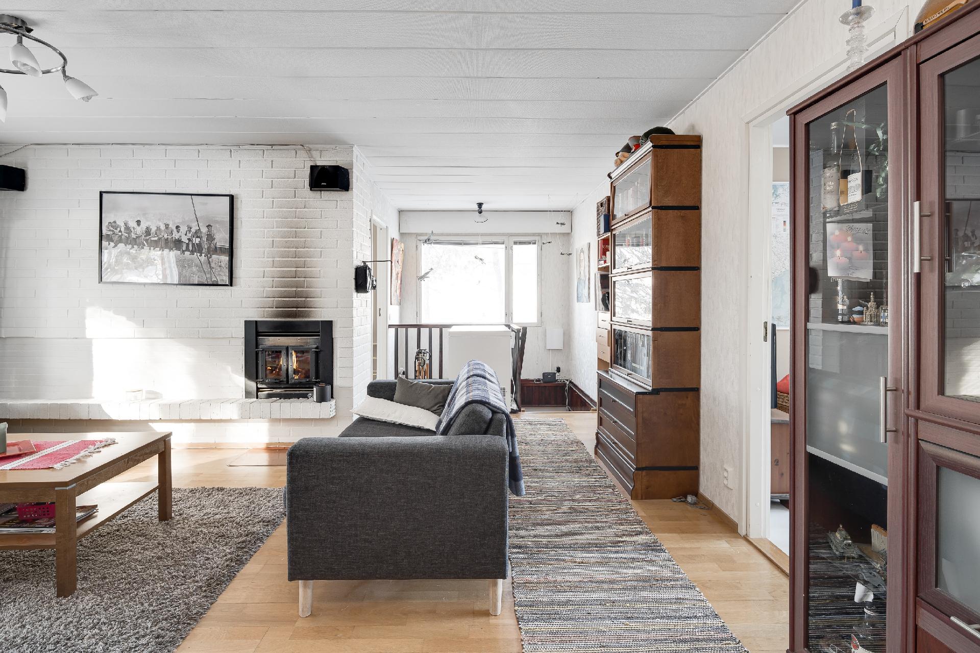 Näkymä olohuoneesta alakertaan meneviä portaita kohti