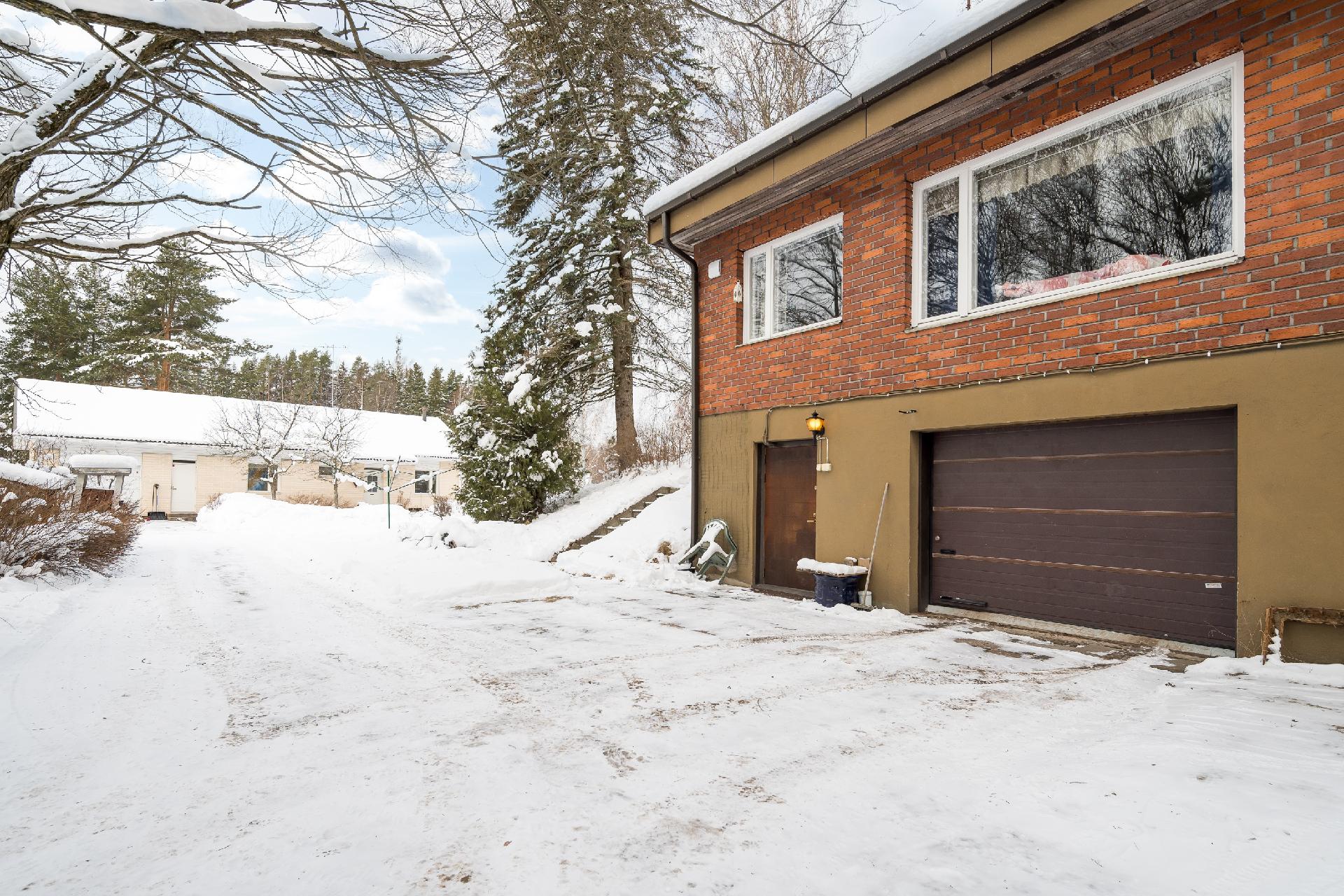 Asuntoon kuuluu oma autotalli