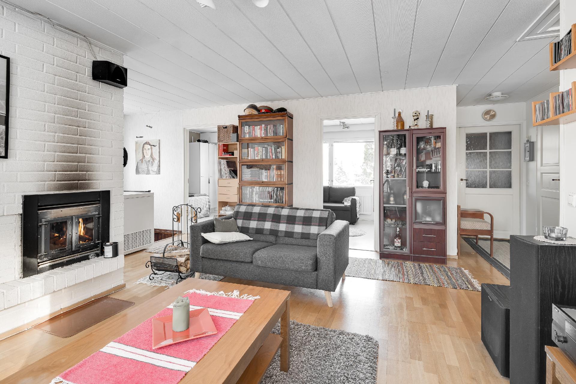 Olohuoneessa on takka