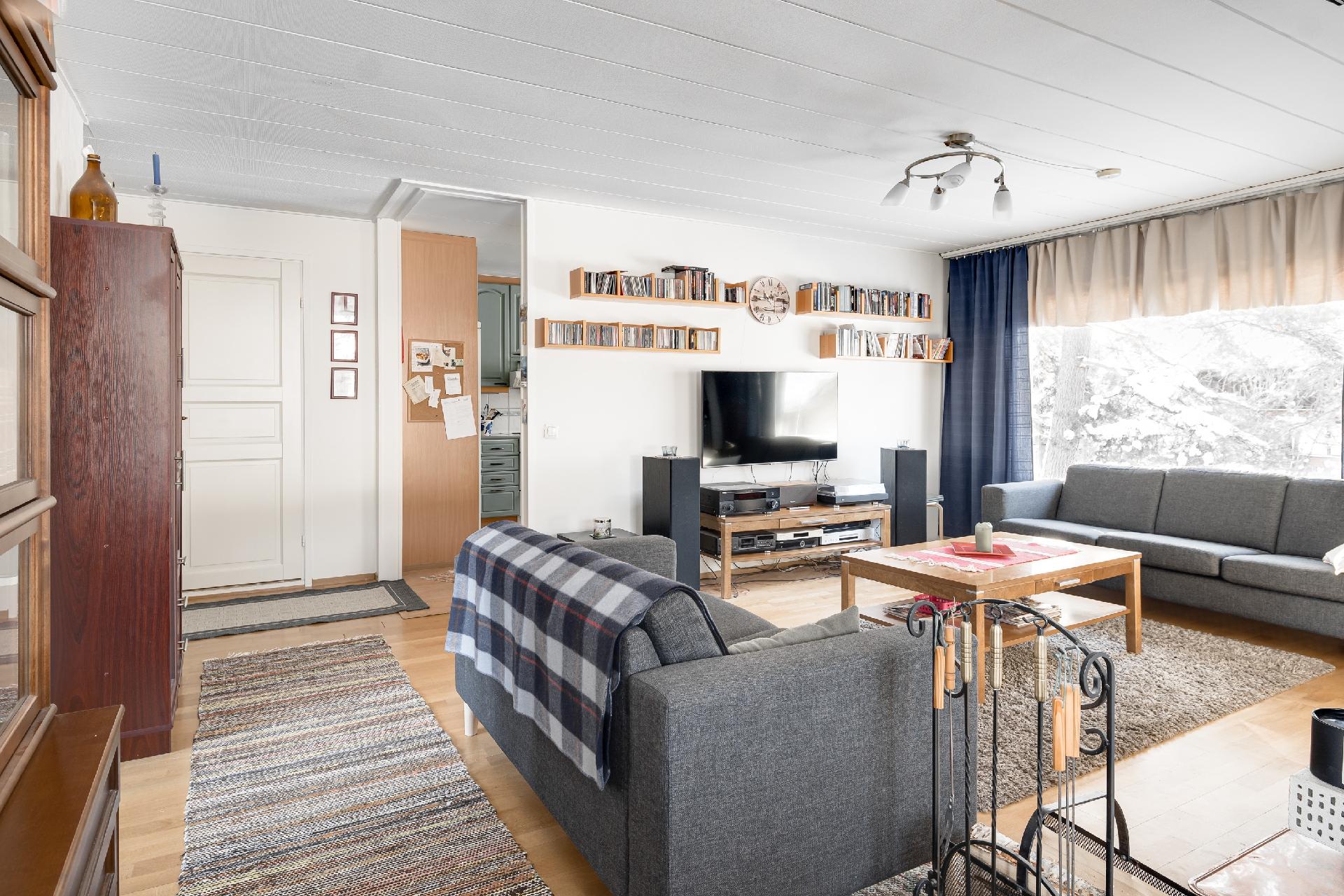 Näkymä olohuoneesta keittiön suuntaan