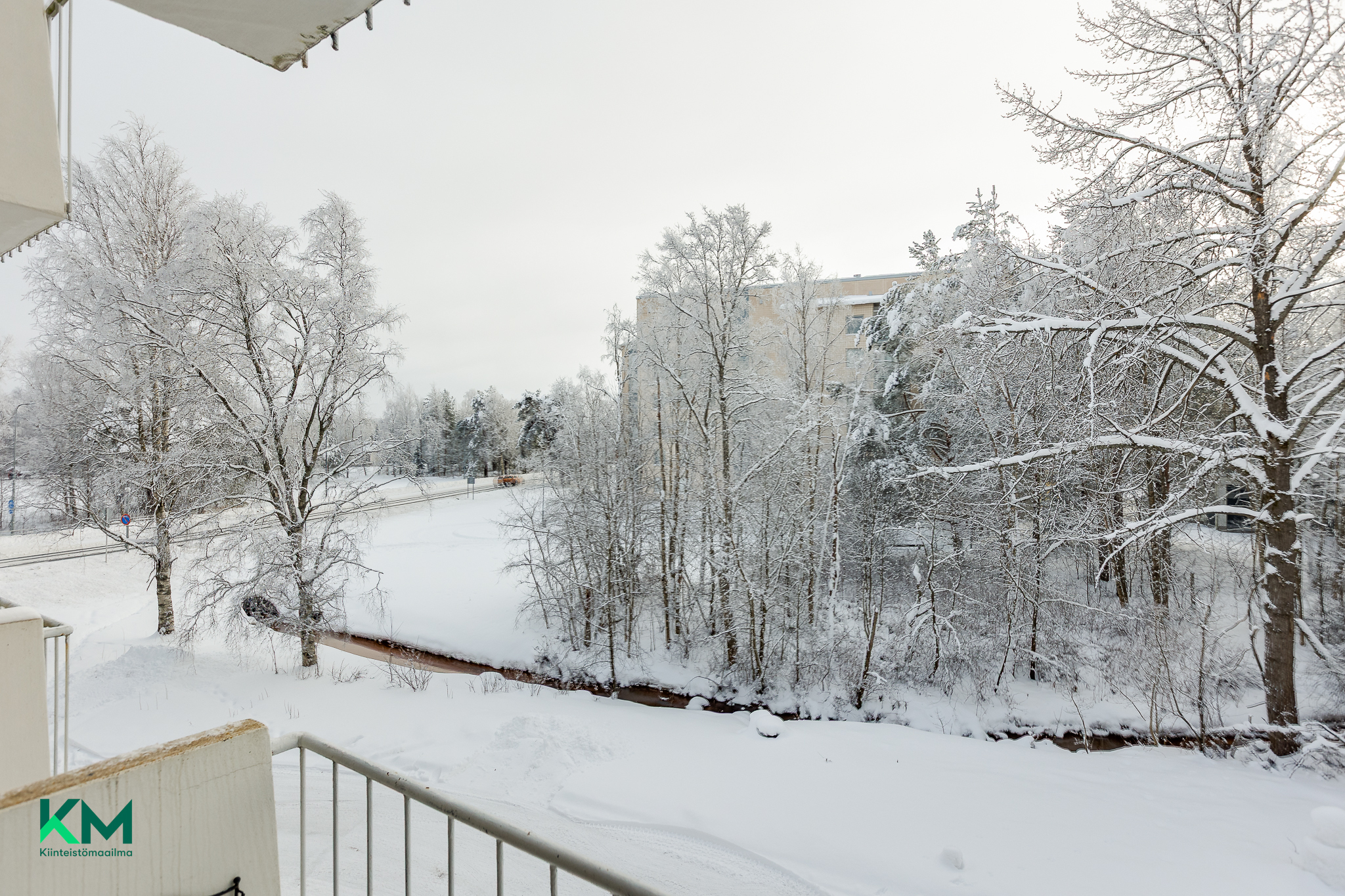 Parvekkeelta kiva näkymä puistoon