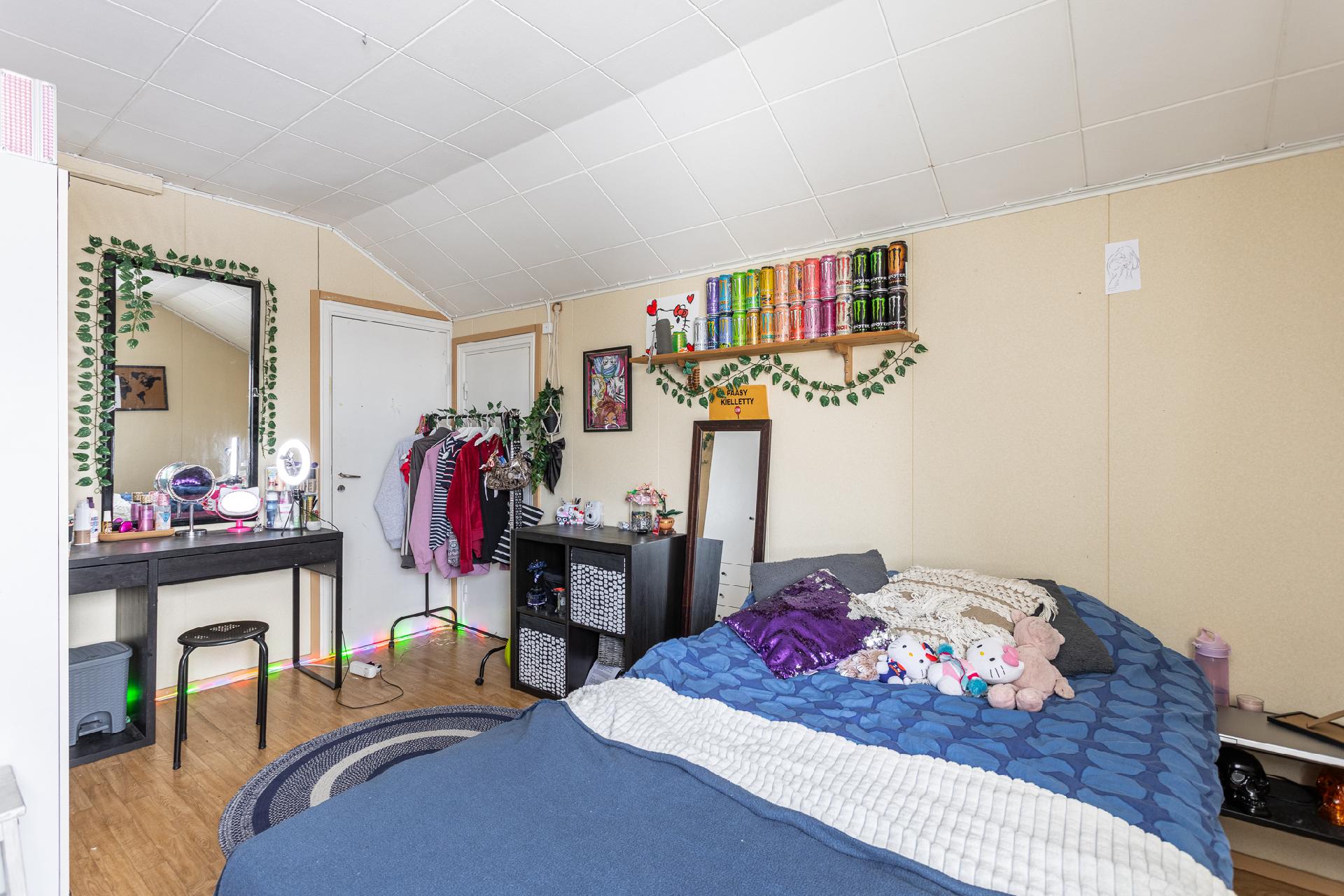 Yläkerran makuuhuone 1