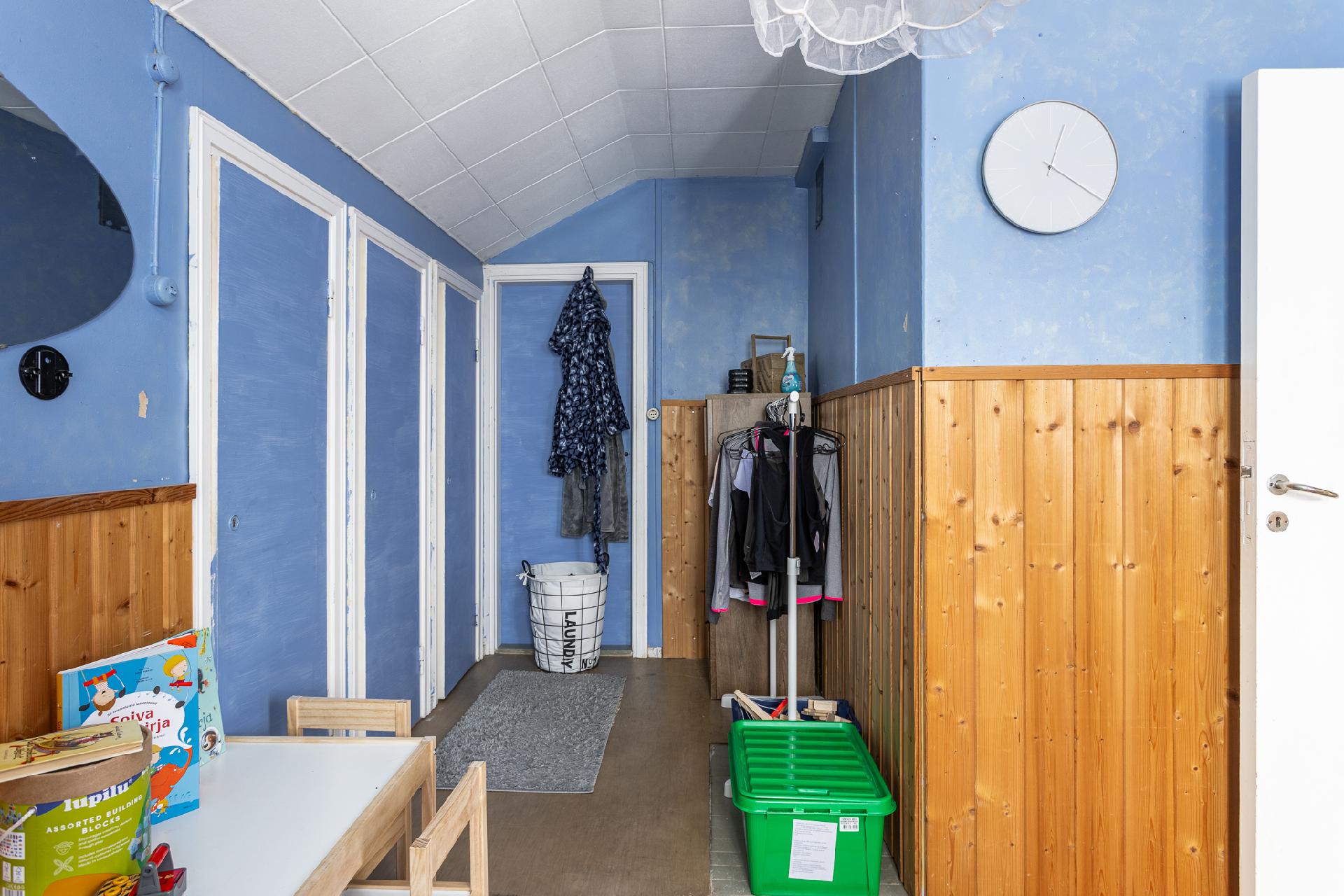 Yläkerran makuuhuone 2