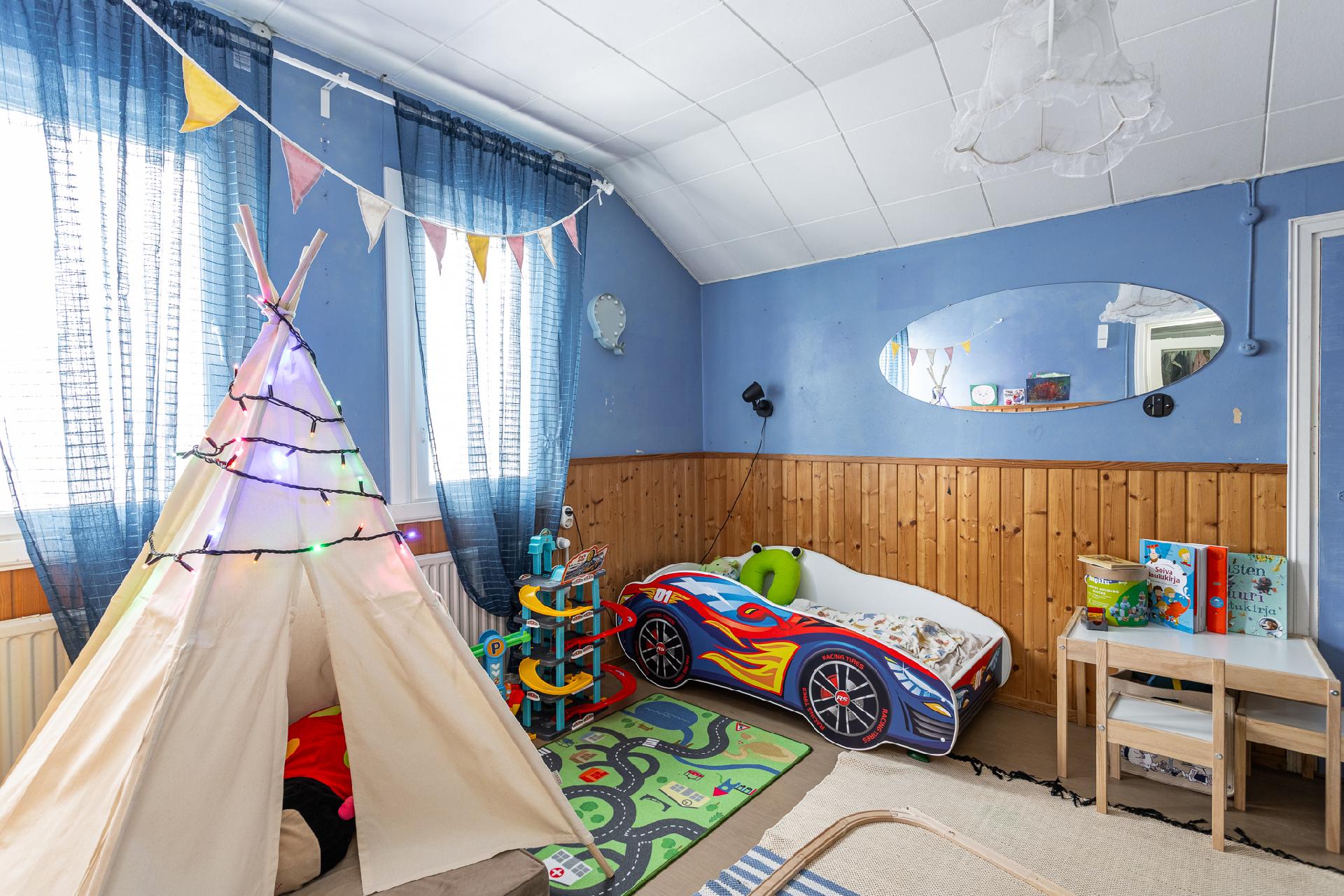 Yläkerran makuuhuone 2