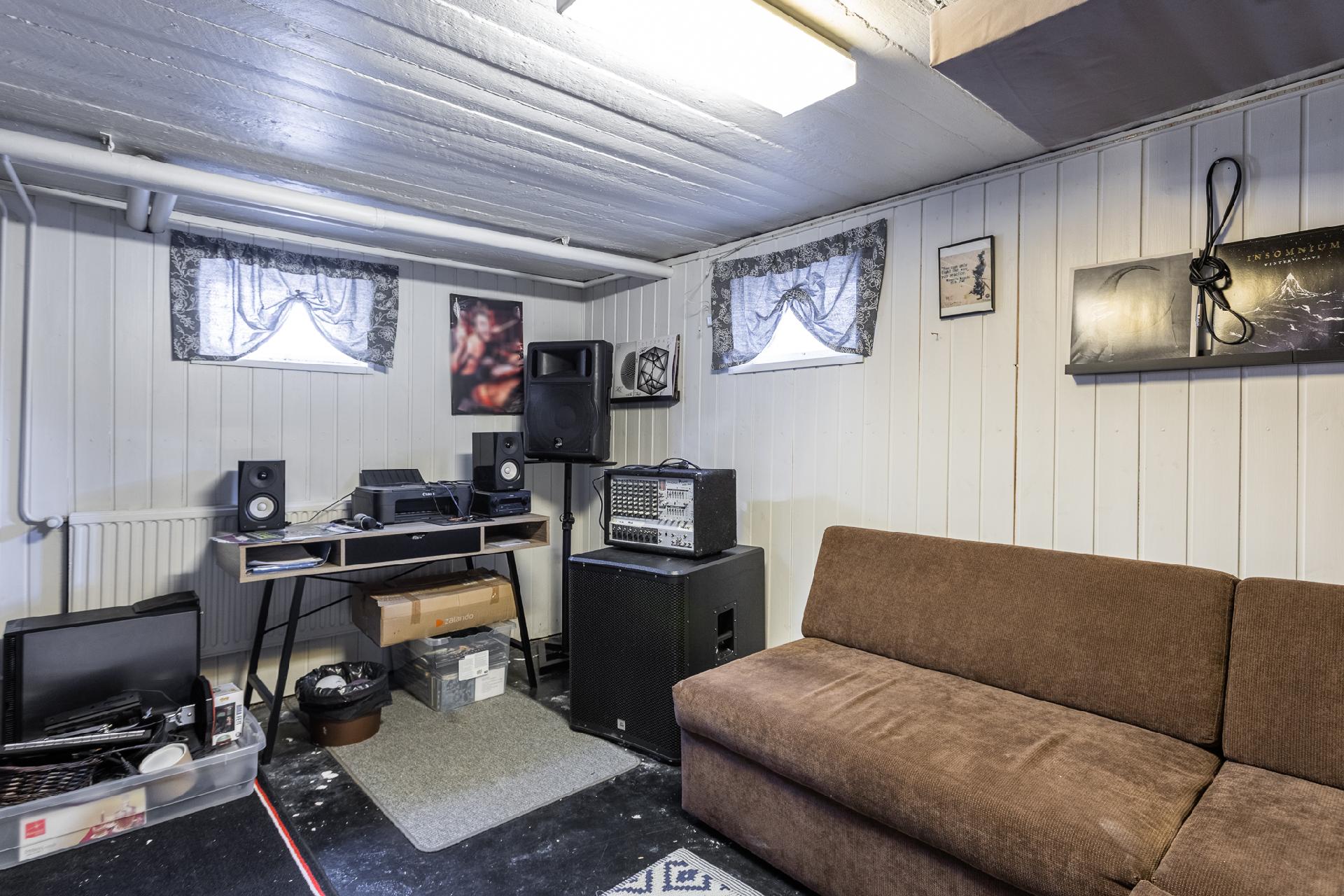 Kellarikerroksen oleskelutila