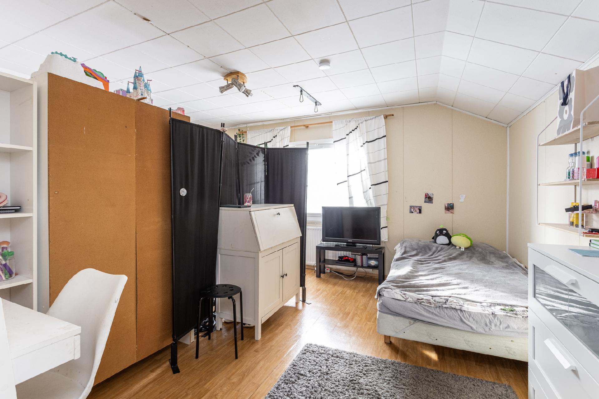 Yläkerran makuuhuone 1