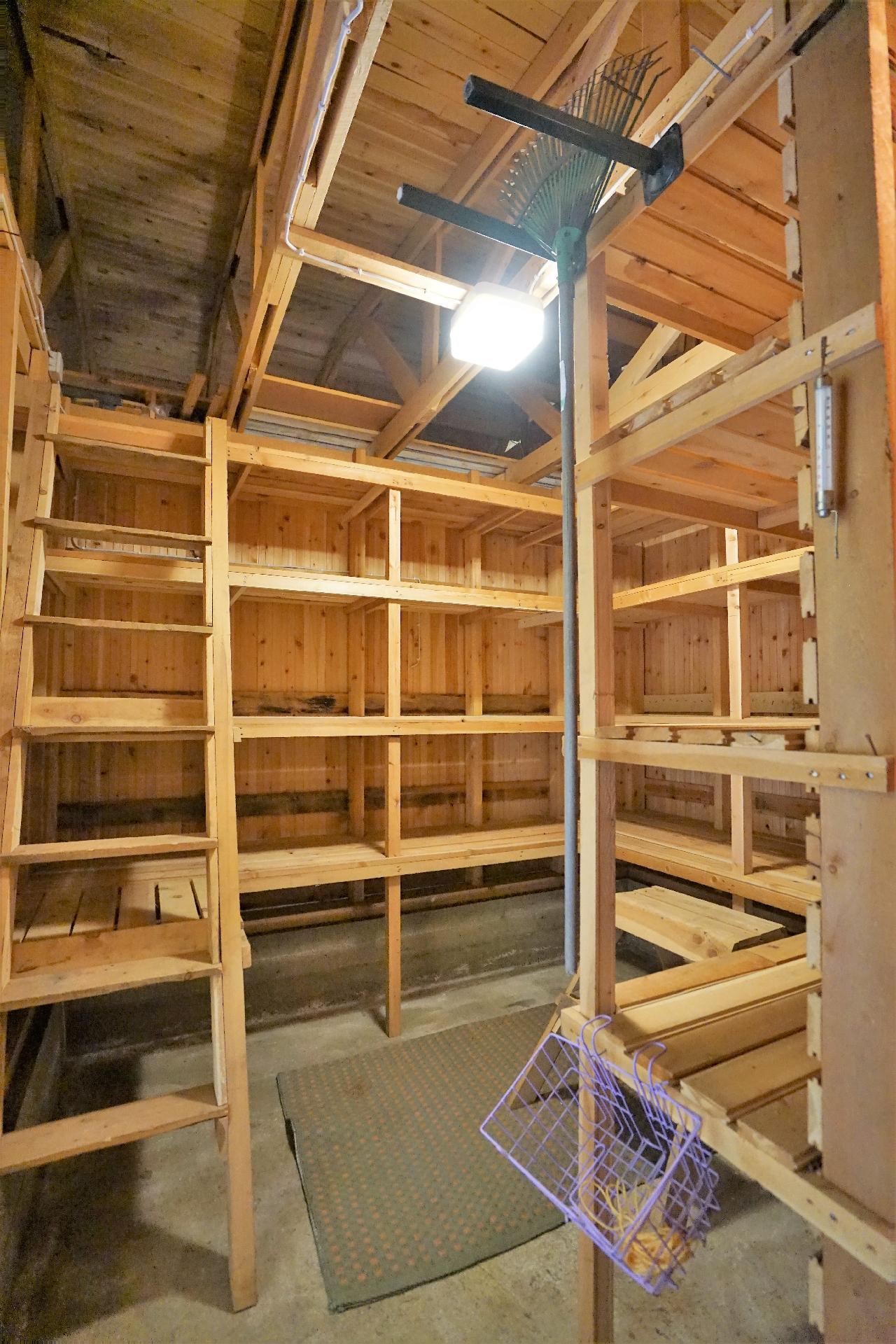 Varastossa runsaasti säilytystilaa