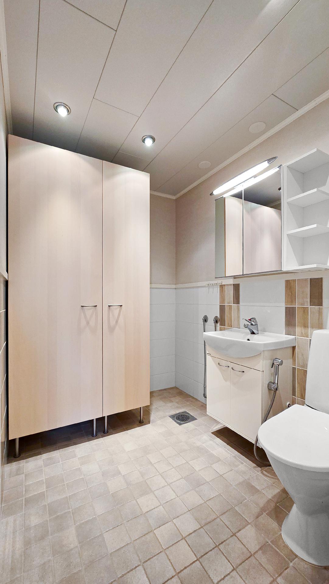 Makuuhuoneiden lähettyvillä erillinen tilava wc