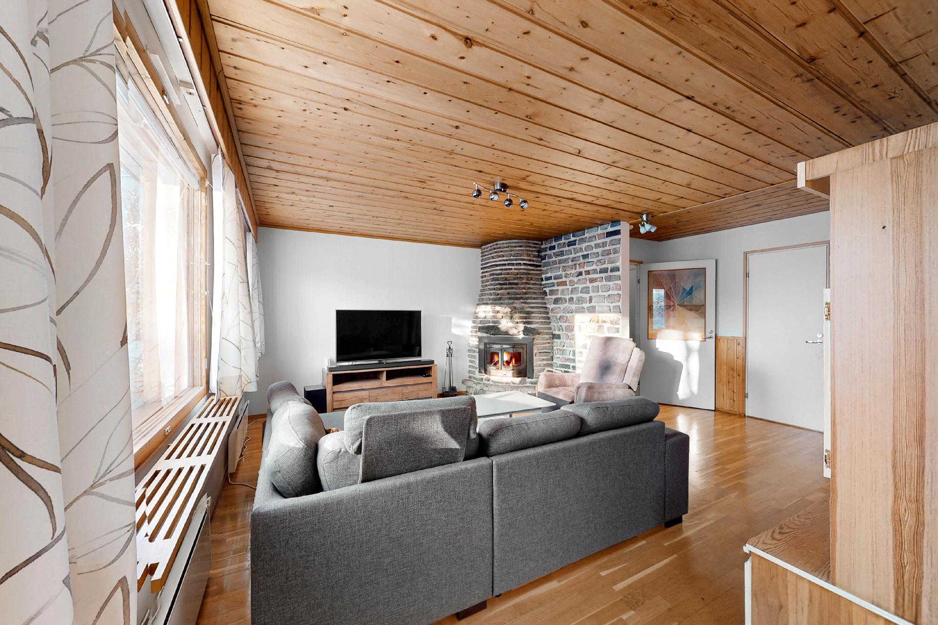 Näkymät keittiöstä olohuoneen suuntaan