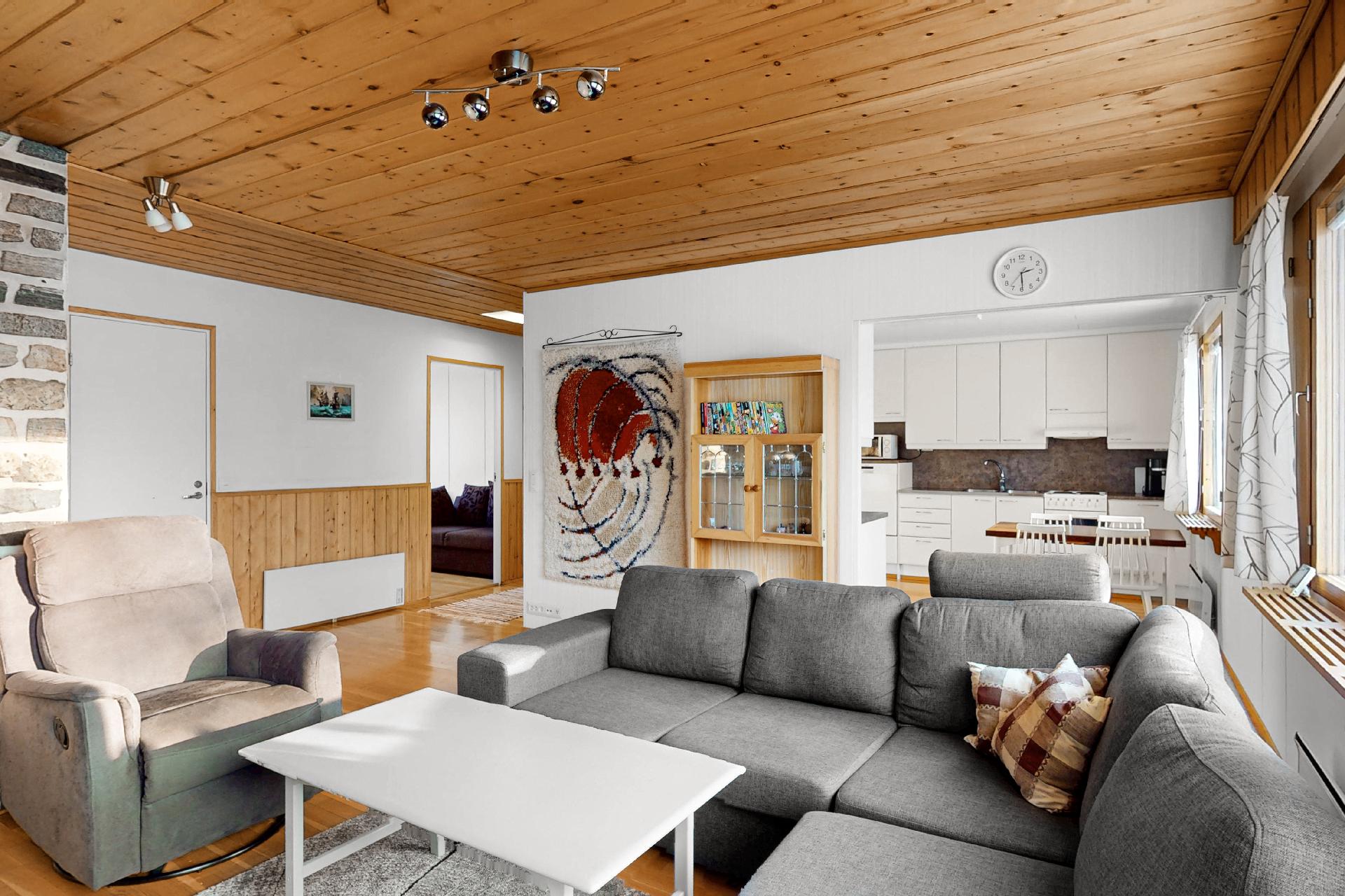 Näkymät olohuoneesta keittiön suuntaan