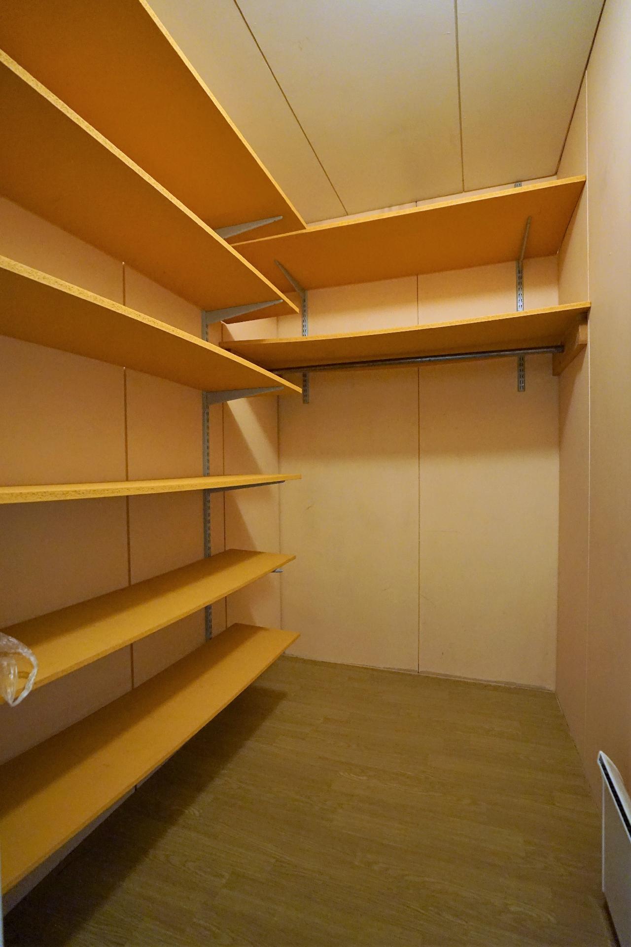 Käytävän päässä oleva vaatehuone/varasto