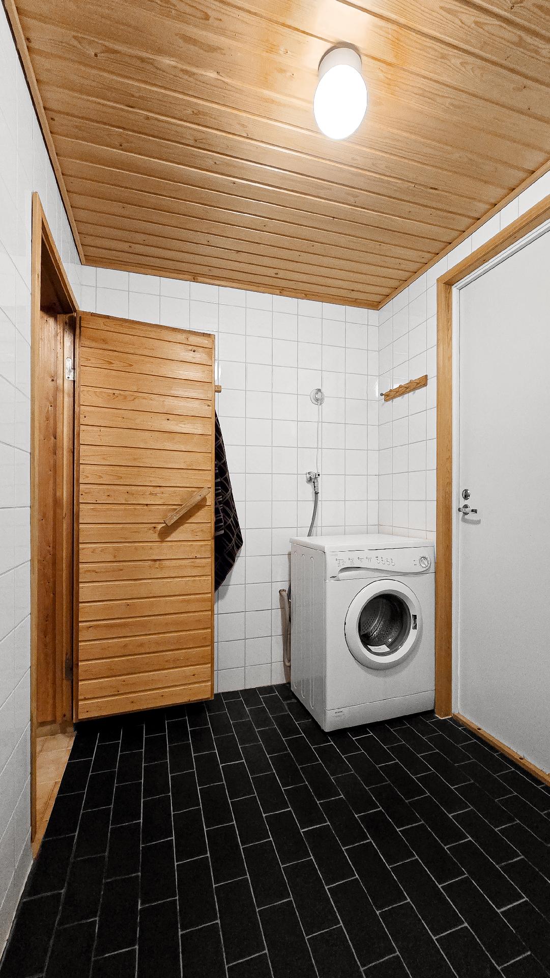 Kylpyhuoneessa paikka pyykinpesukoneelle