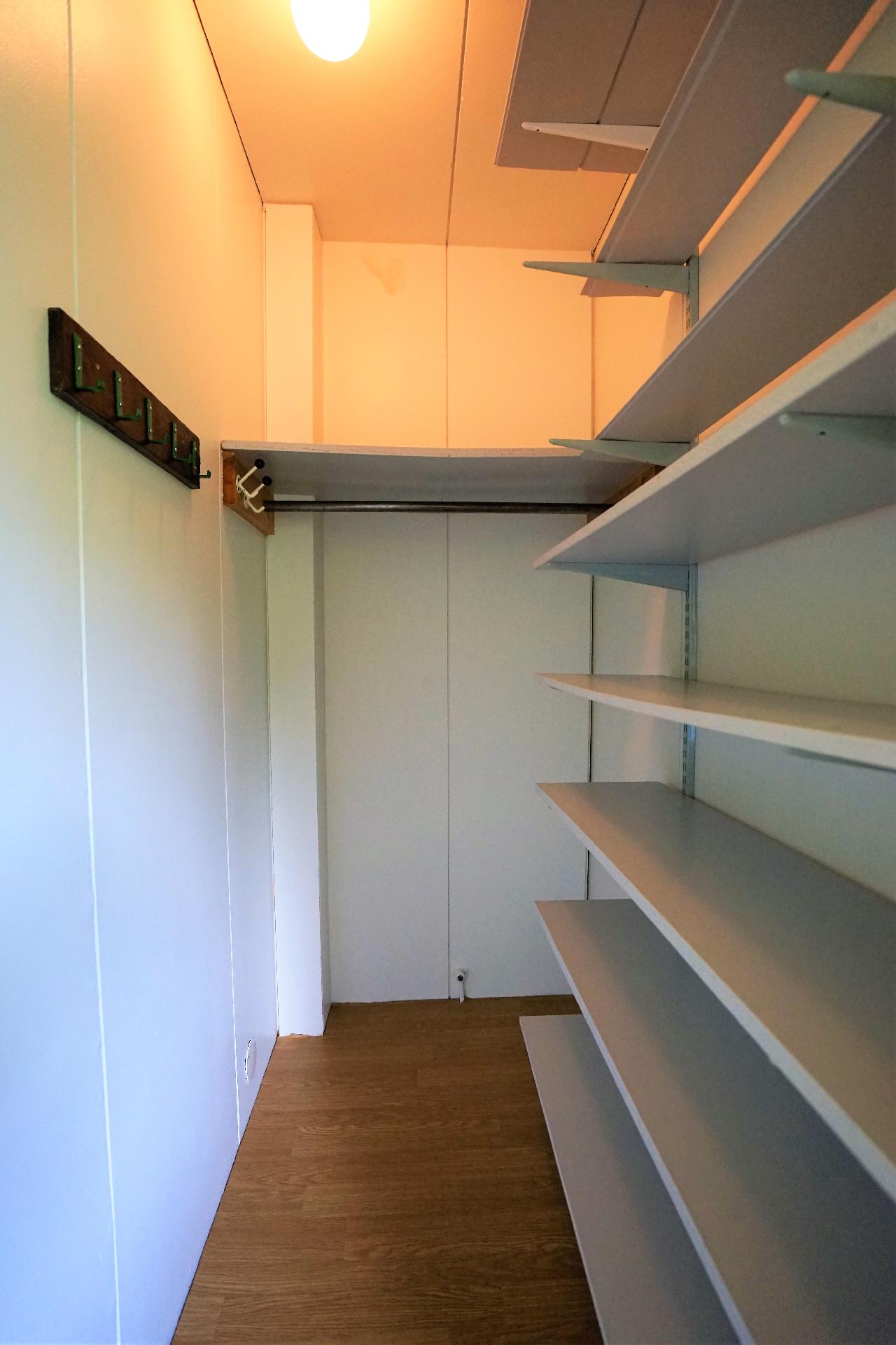 Makuuhuone 2 yhteydessä oma vaatehuone