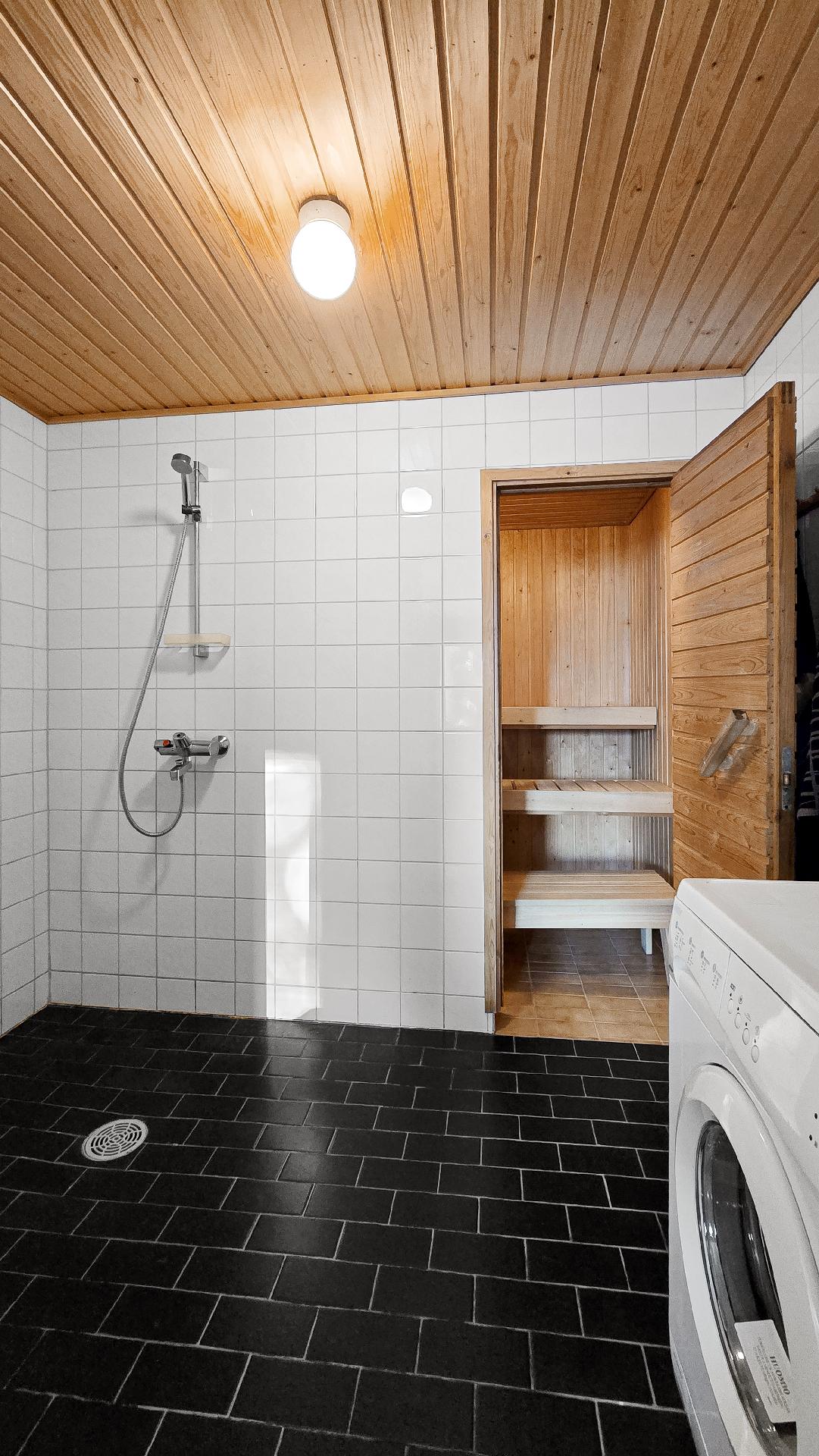 Käytävän alkupäässä kph/sauna