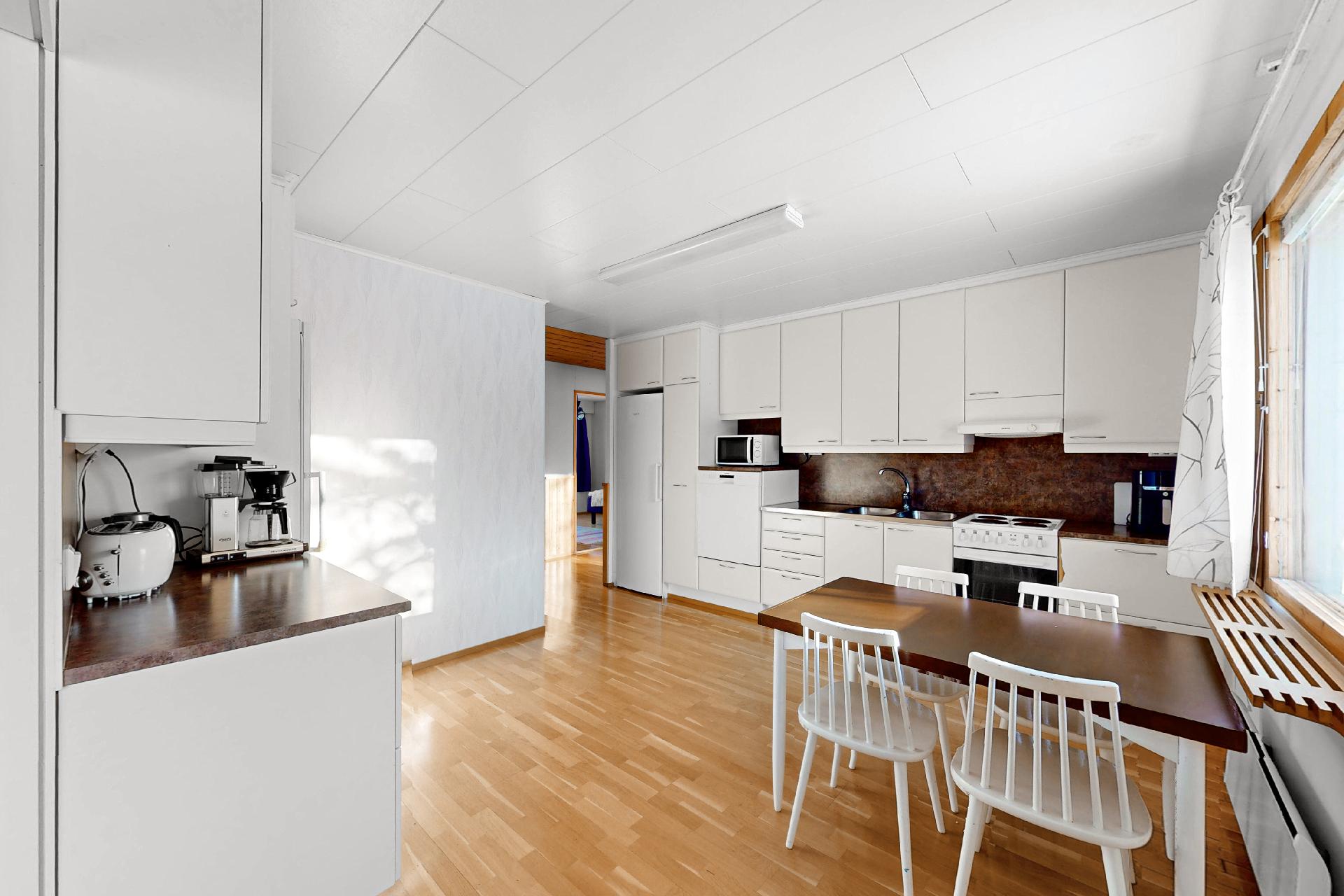 Tilava ja valoisa keittiö