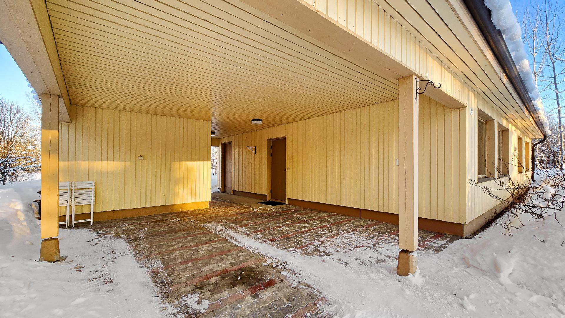 Autokatos ja pääsisäänkäynti