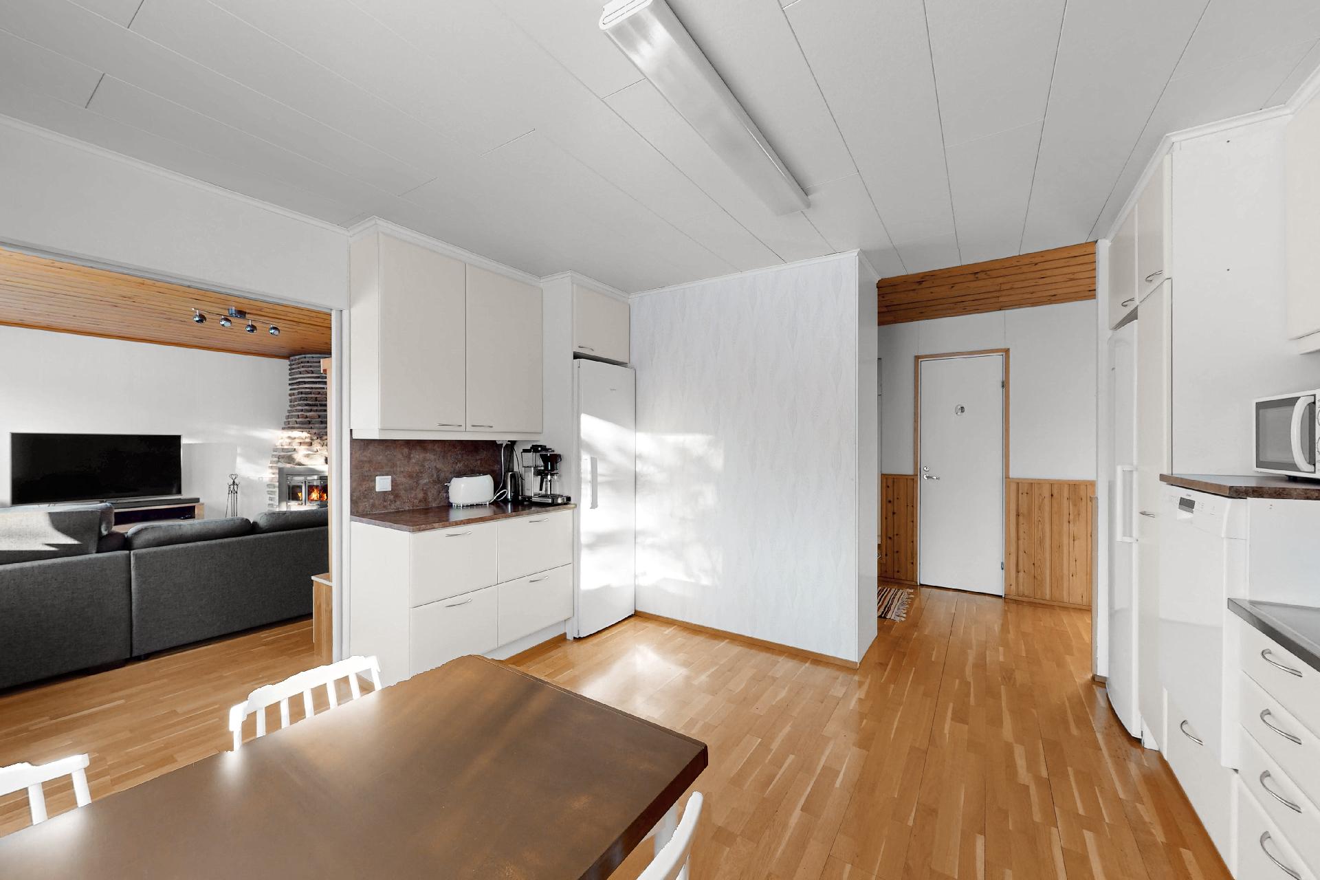 Keittiön ja olohuoneen välissä liukuovi, tilat saa jaettua omiksi tiloiksi