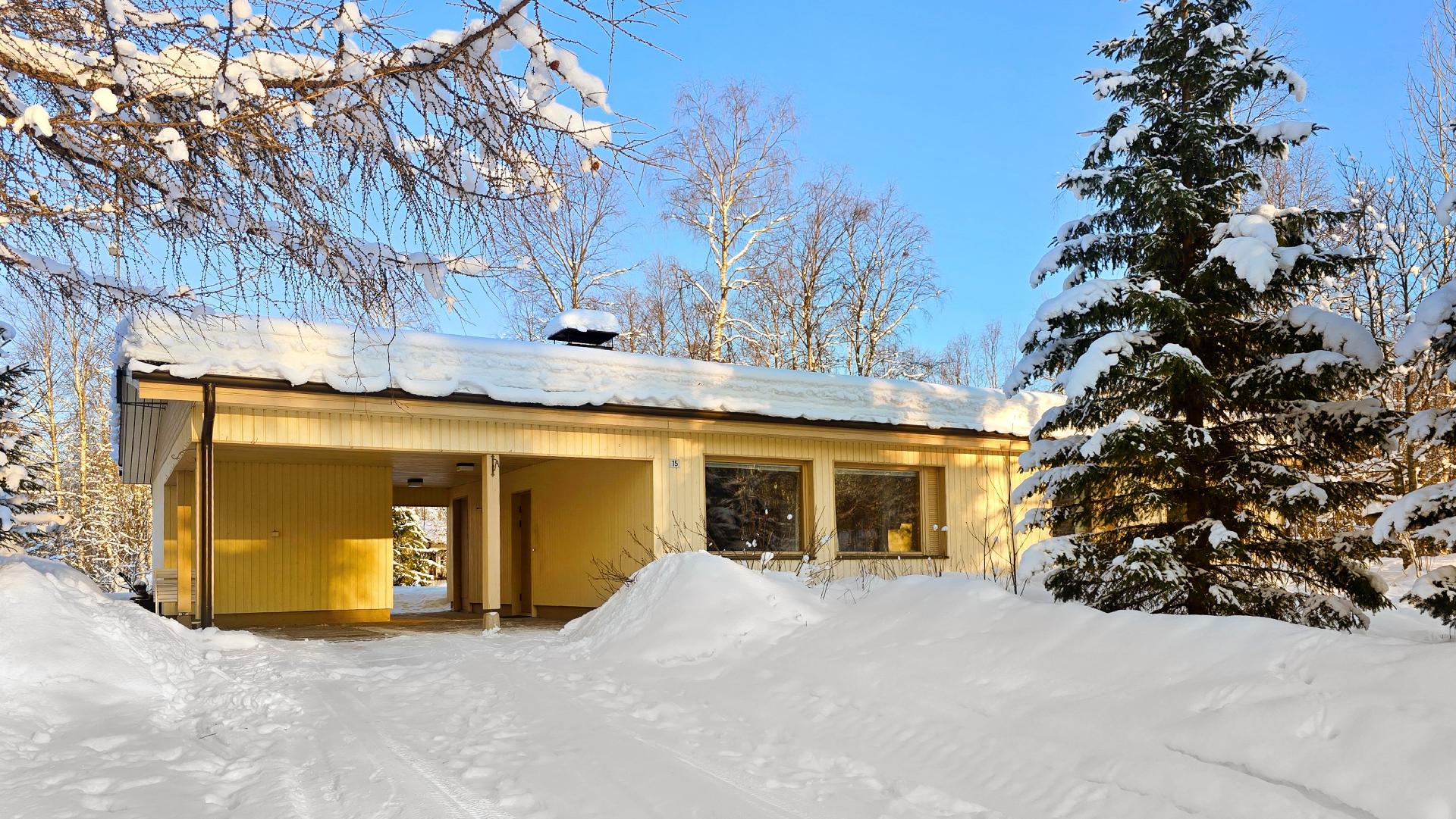 Talon etupiha Peuratien puolelle