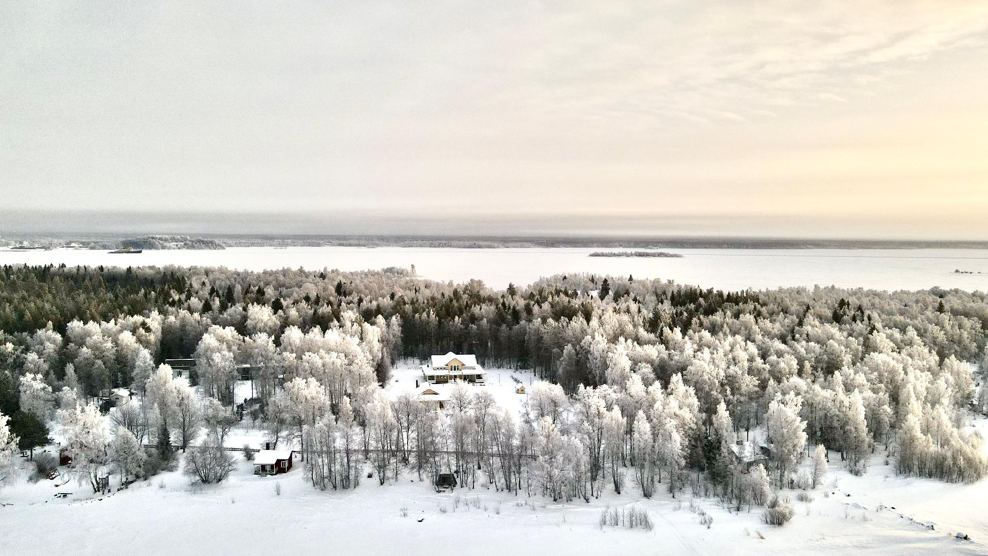 Meri ympäröi niemen