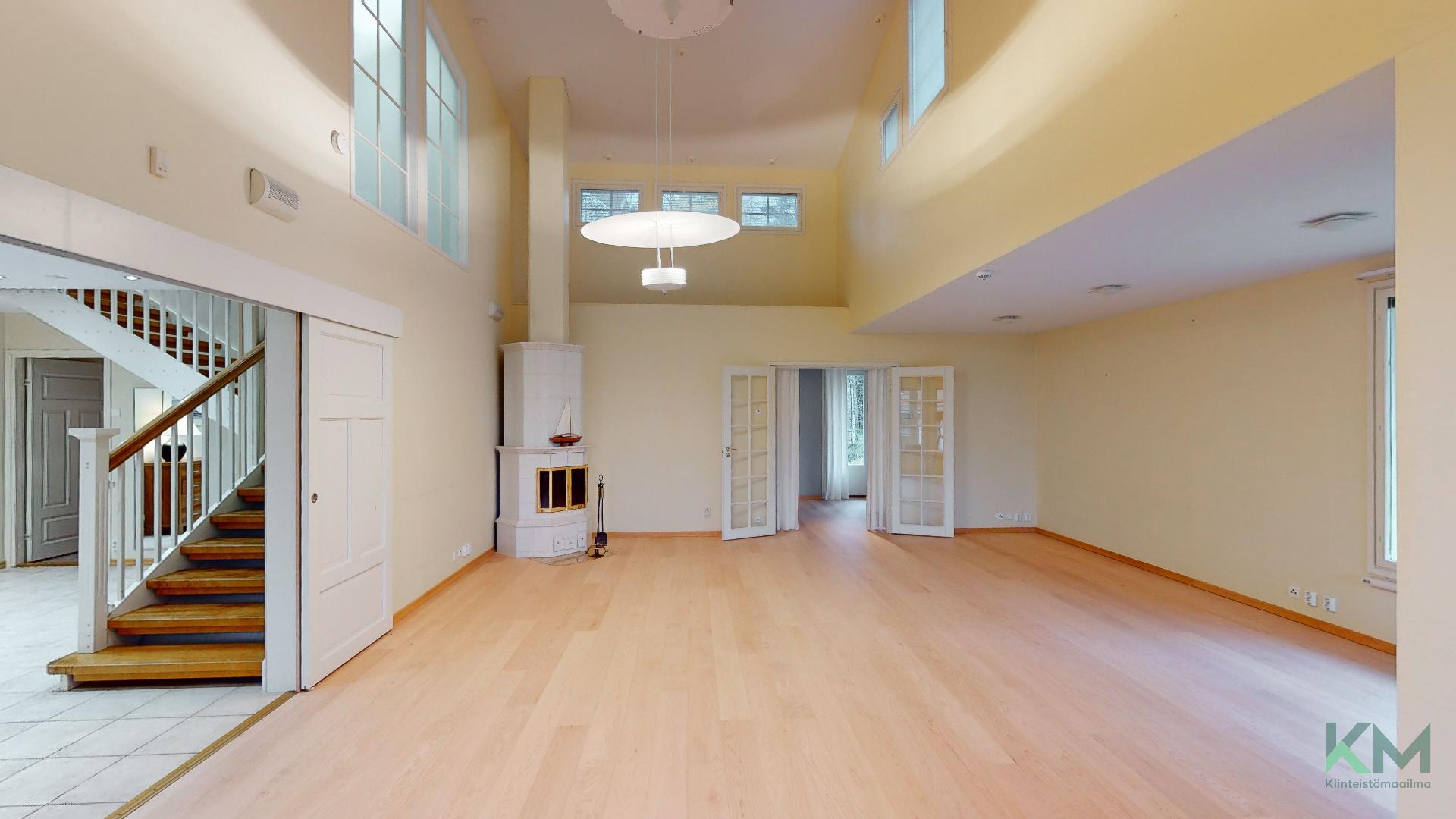 Olohuoneessa kaakelitakka