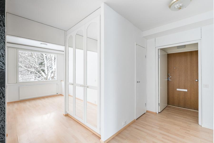 ETEISESTÄ, VASEMMALLA KEITTIÖ