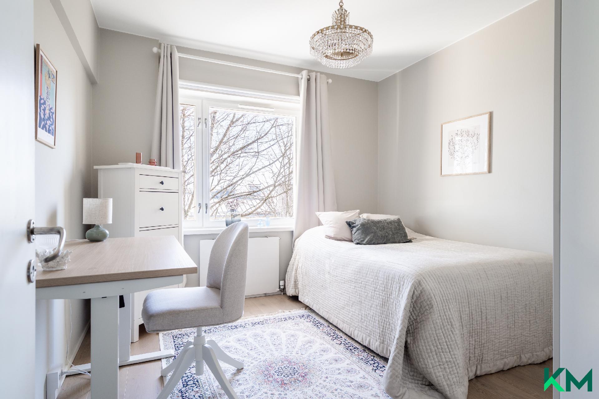 Tilava makuuhuone työpisteineen