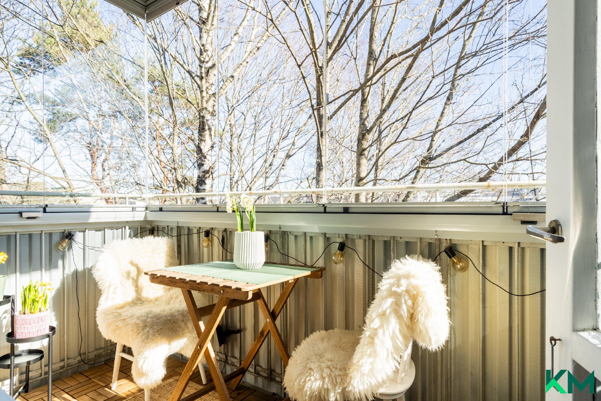 Lasitettu parveke on suojaisa oleskelukeidas