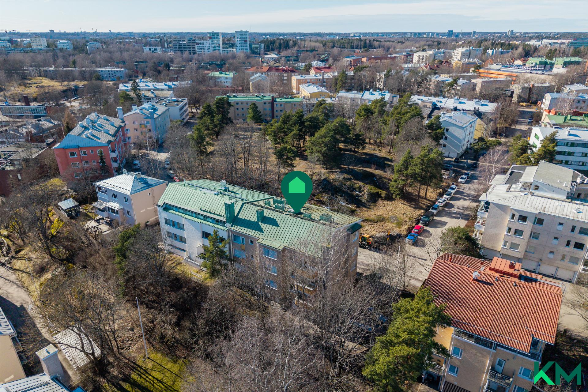 Taloyhtiö sijaitsee puistojen kupeessa