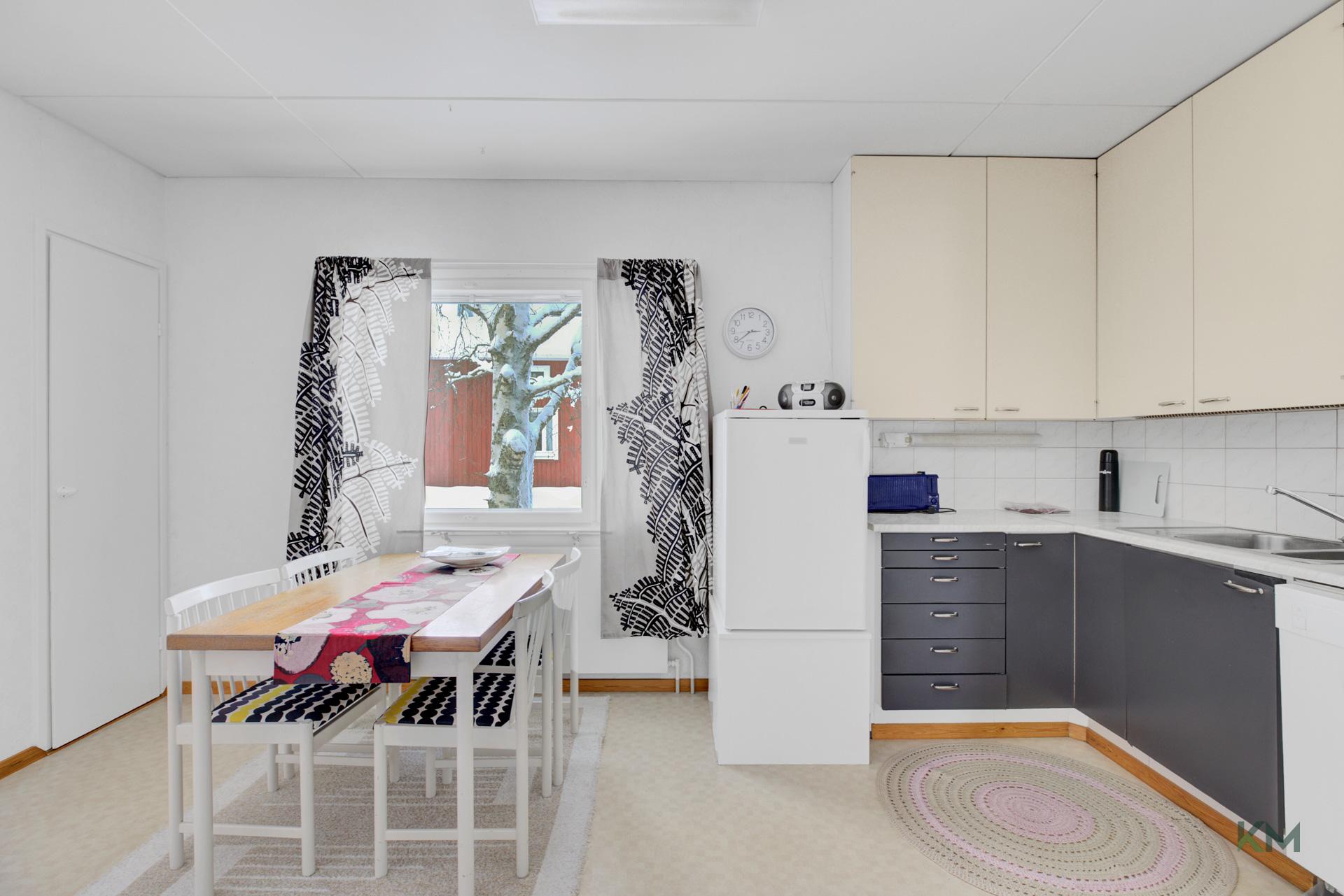 Lypsytie 12, Pello, Pello