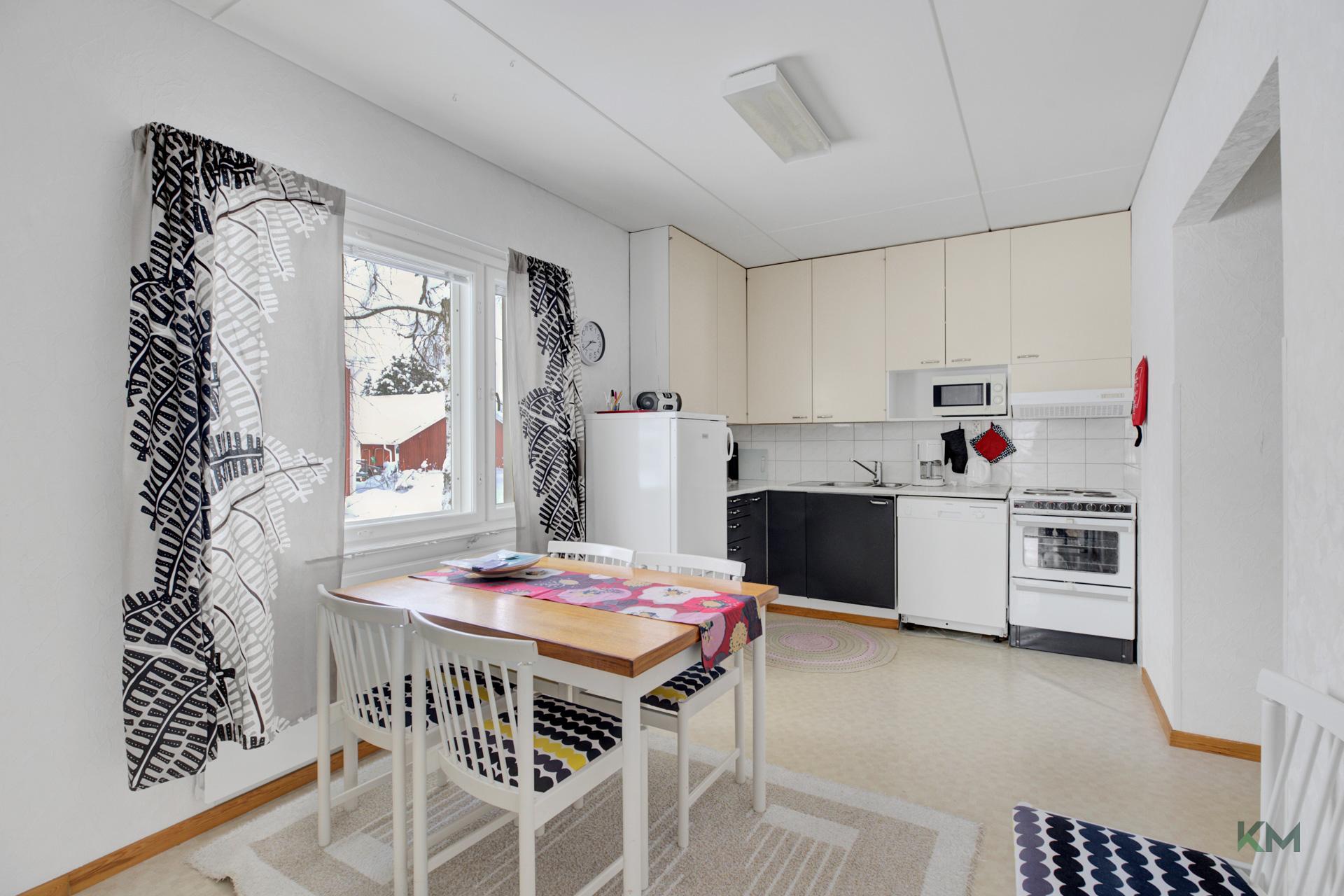 Lypsytie 12, Pello, Pello