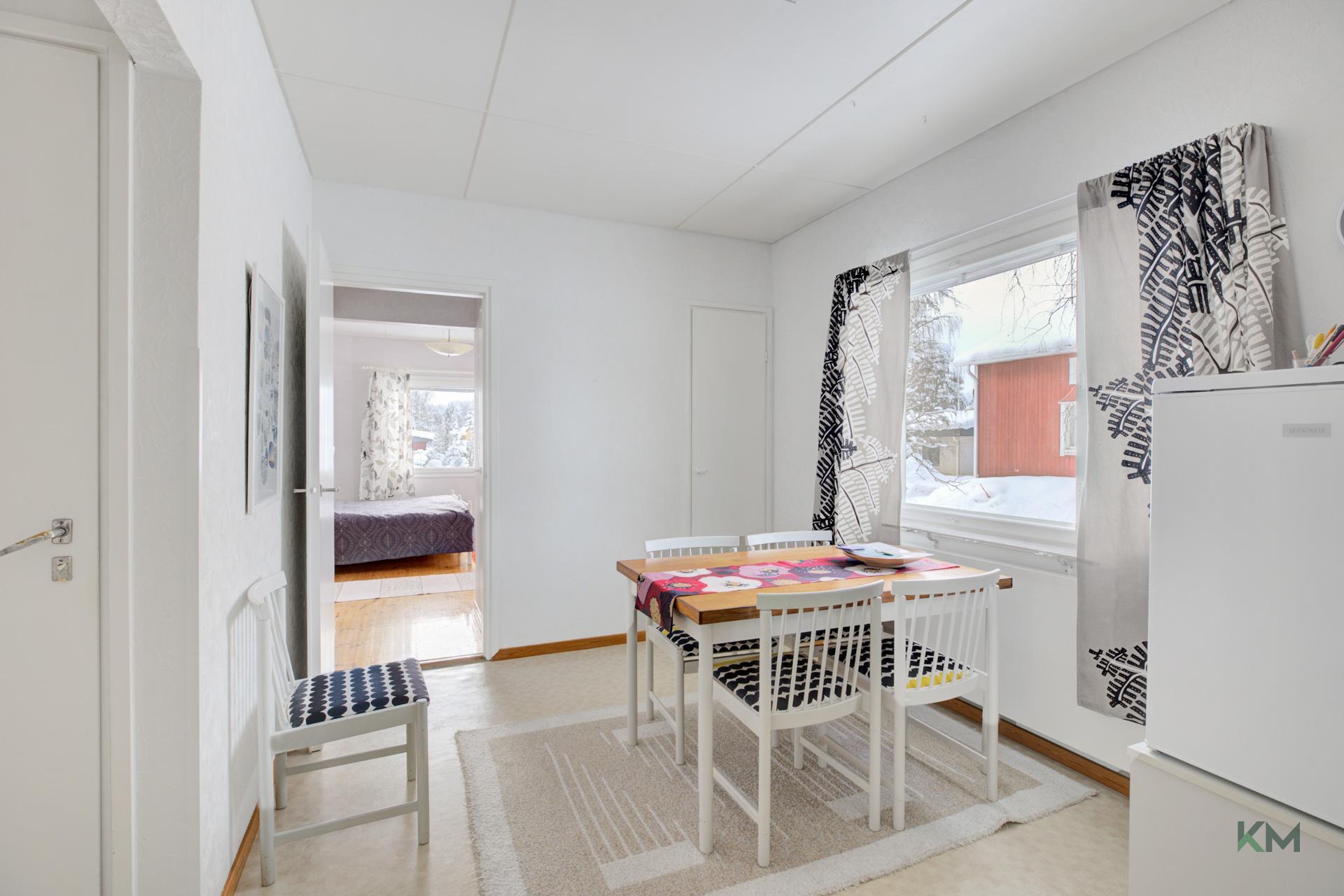 Lypsytie 12, Pello, Pello