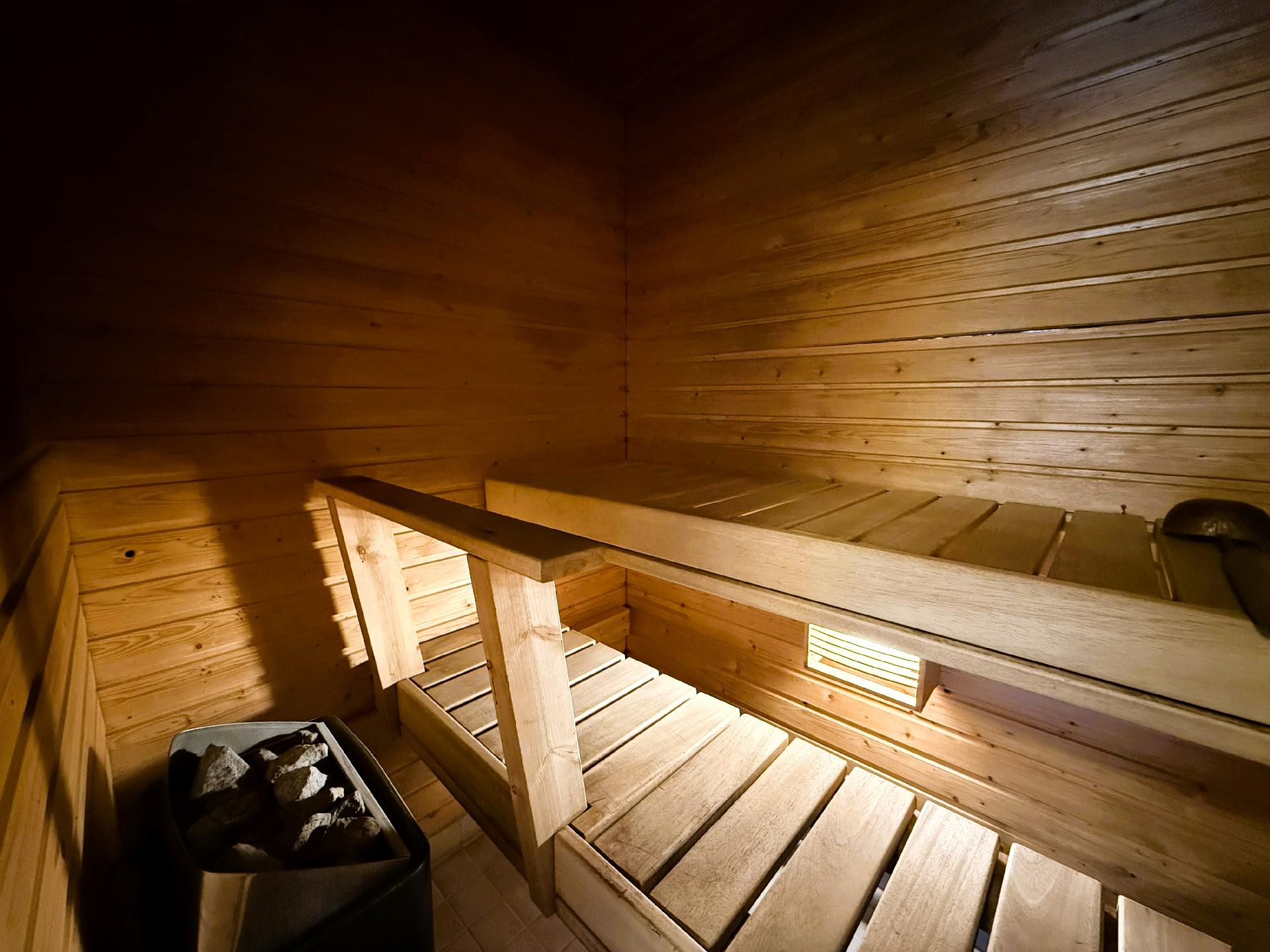 Sauna on talousrakennuksessa.