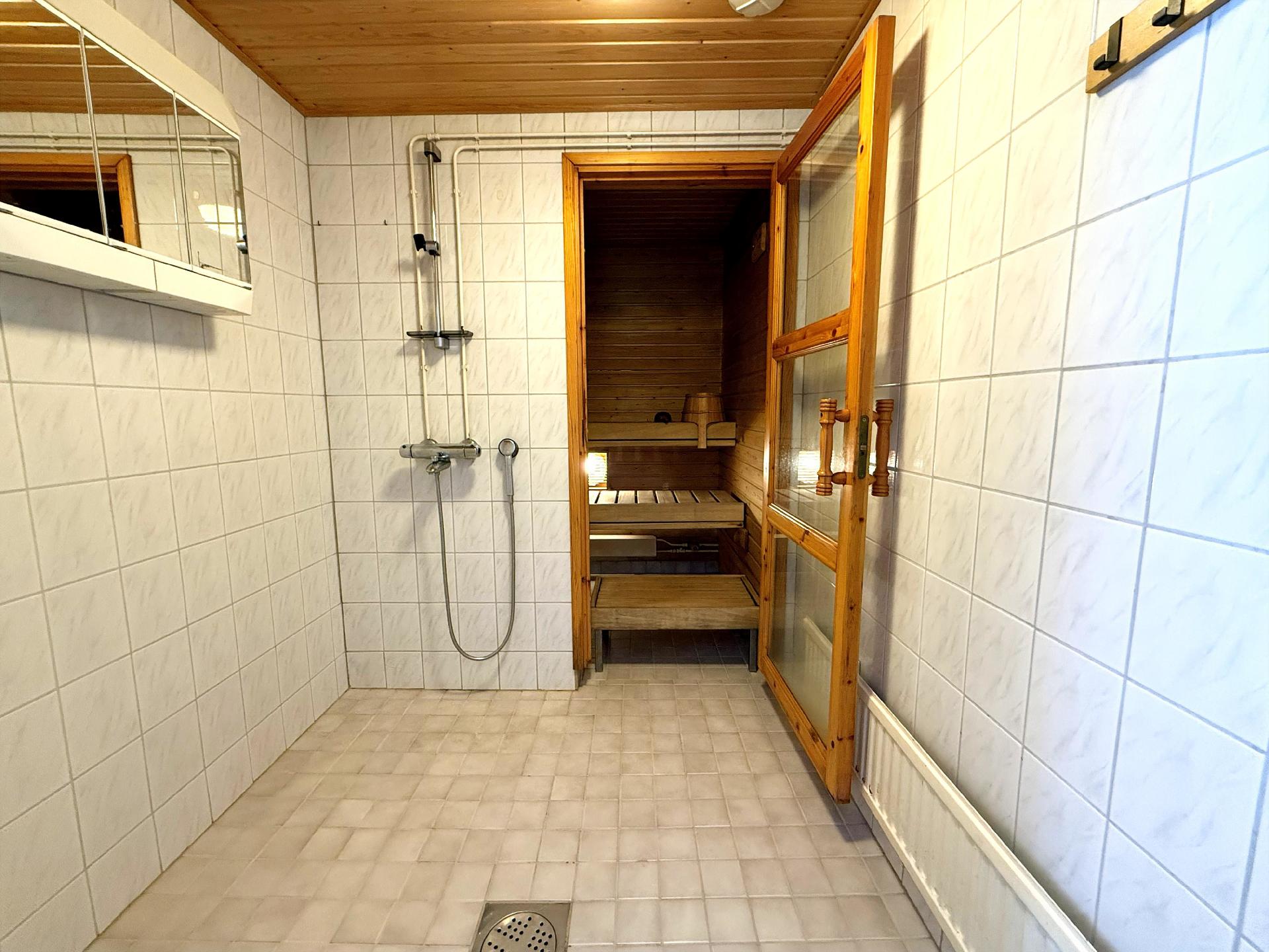 Talousrakennuksen pesuhuone.