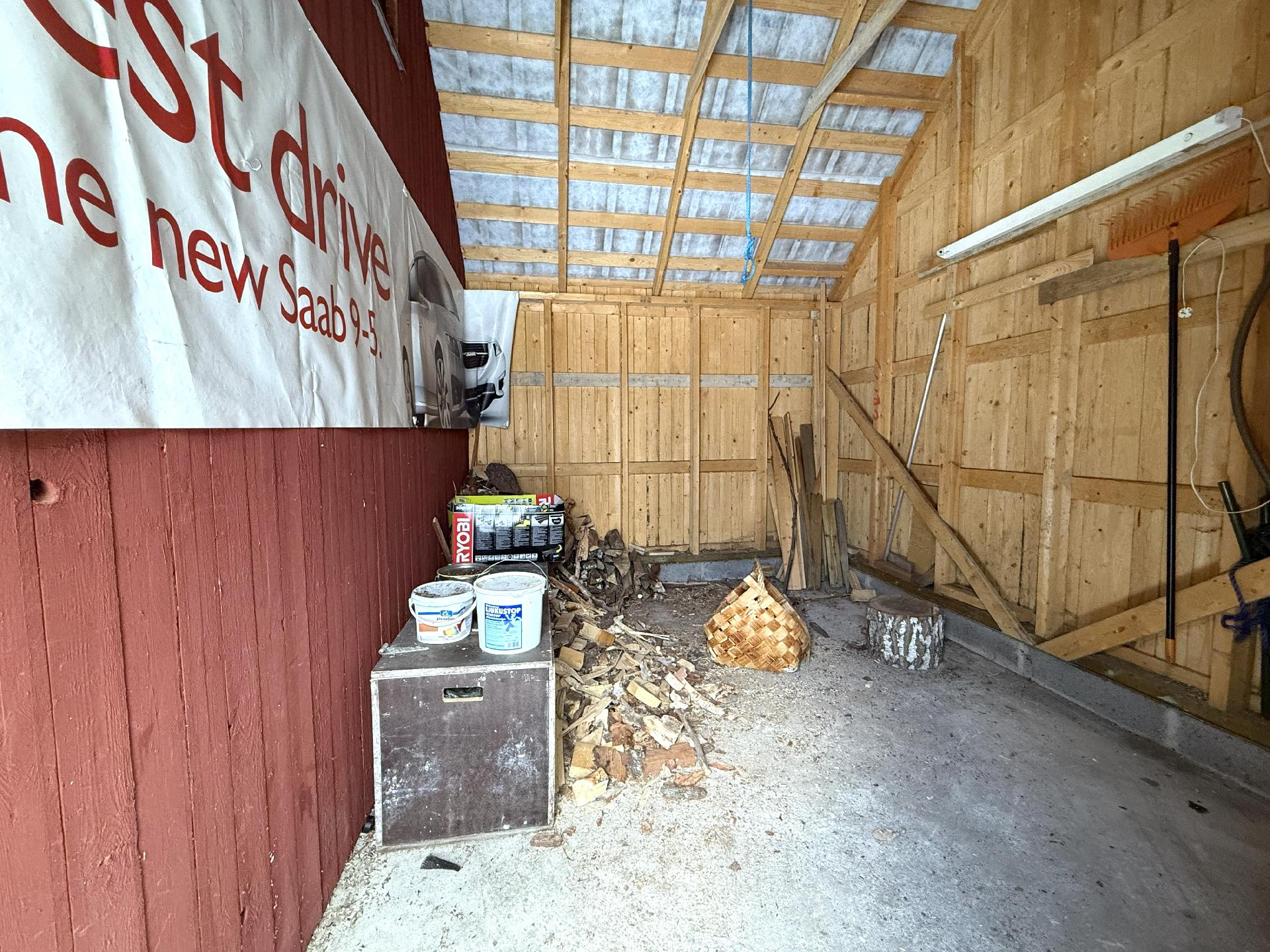 Talousrakennuksen varastotilaa.