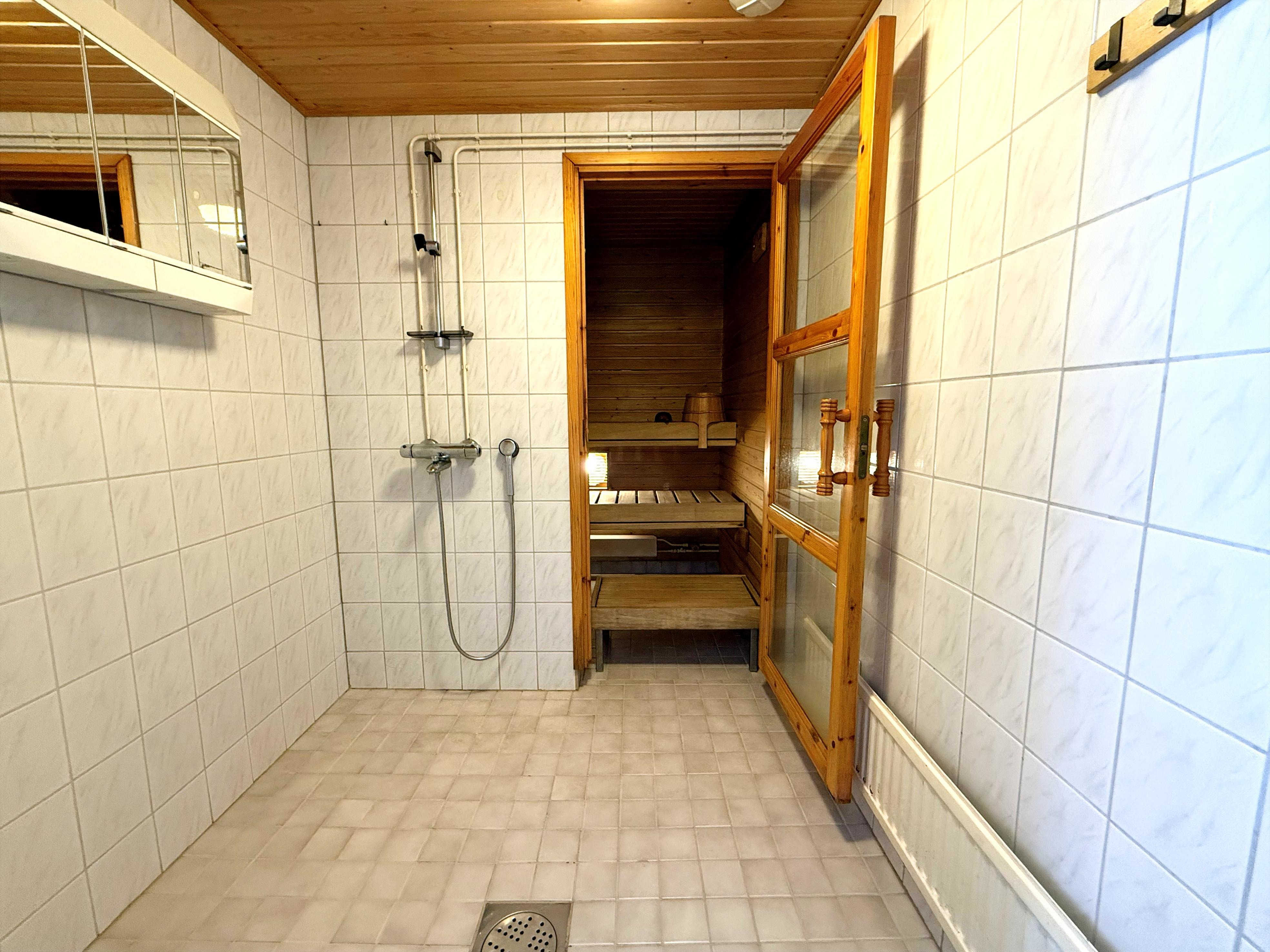 Talousrakennuksen pesuhuone.