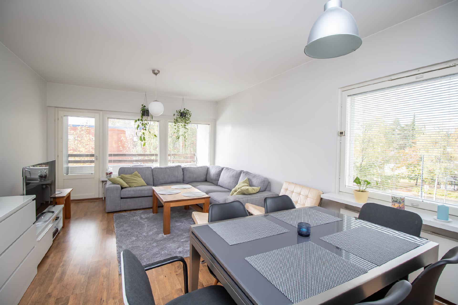 tilava ja valoisa olohuone