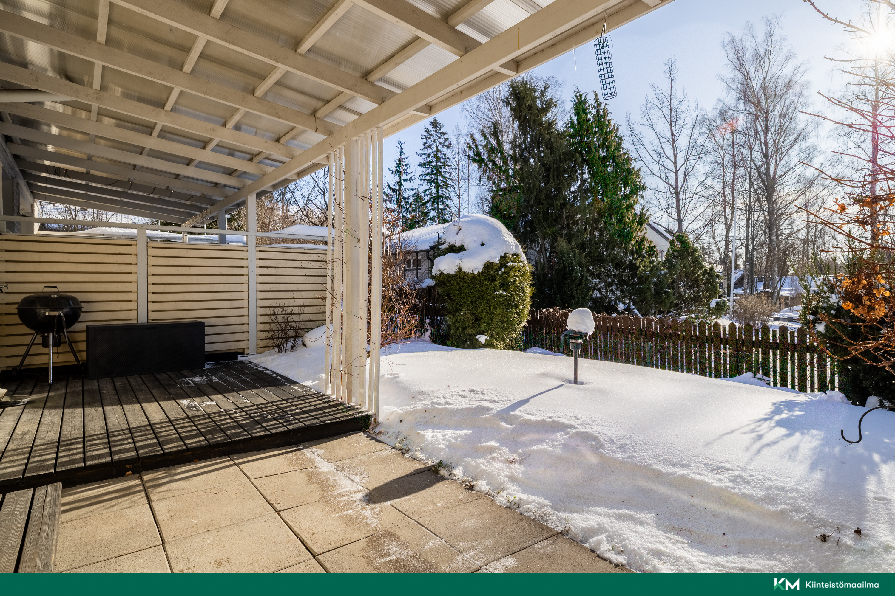 Katettu terassi ja piha