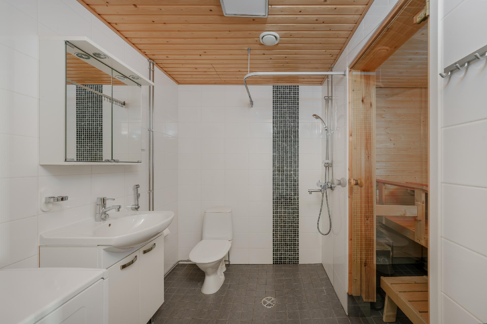 Moderni kylpyhuone, jossa on oma sauna