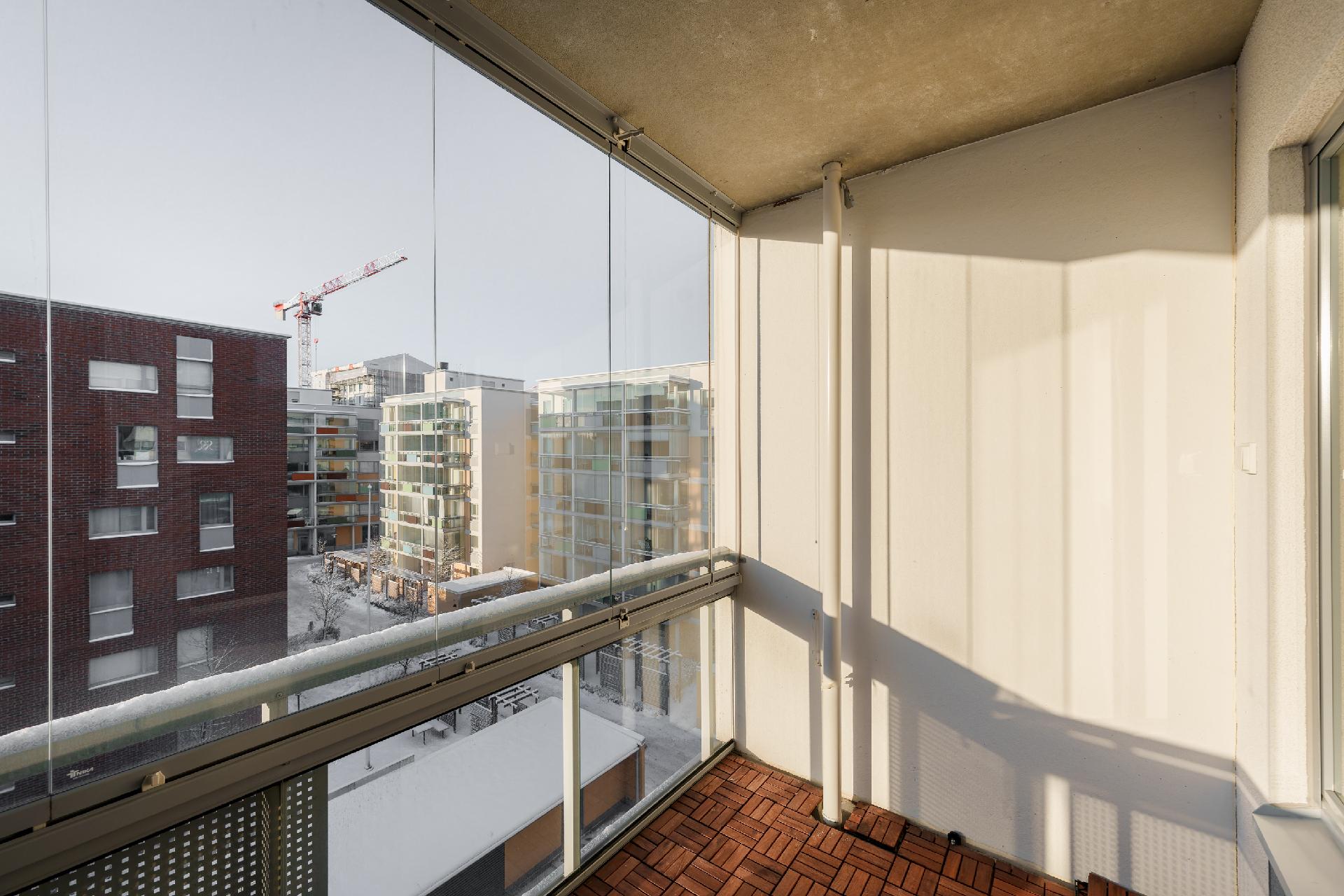 Lasitettu länsiparveke, on hyvällä säällä kuin lisähuone