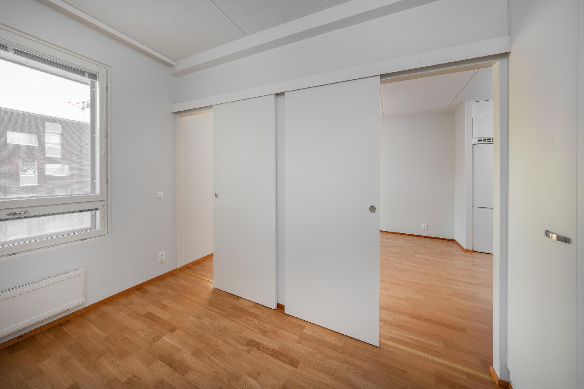 Makuuhuoneessa on hyvin kaappitilaa