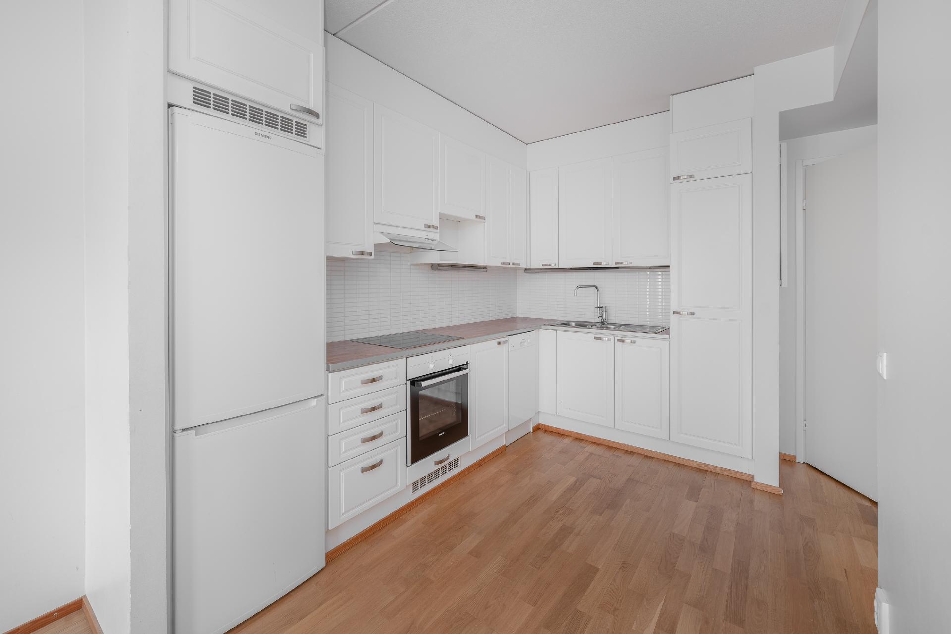 Keittiössä on hyvin kaappi- ja tasotilaa