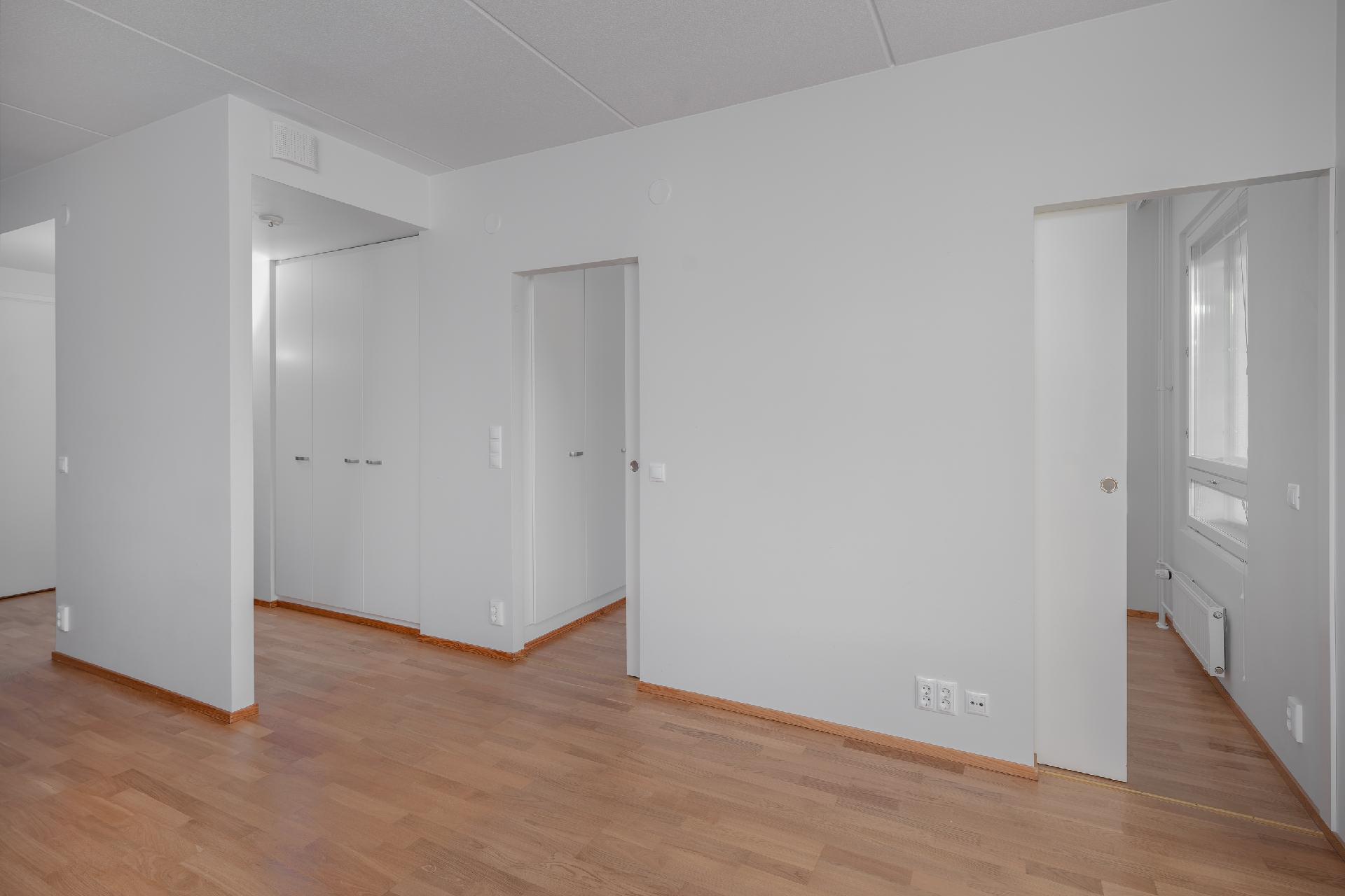 Makuuhuoneeseen on kaksi liukuovea