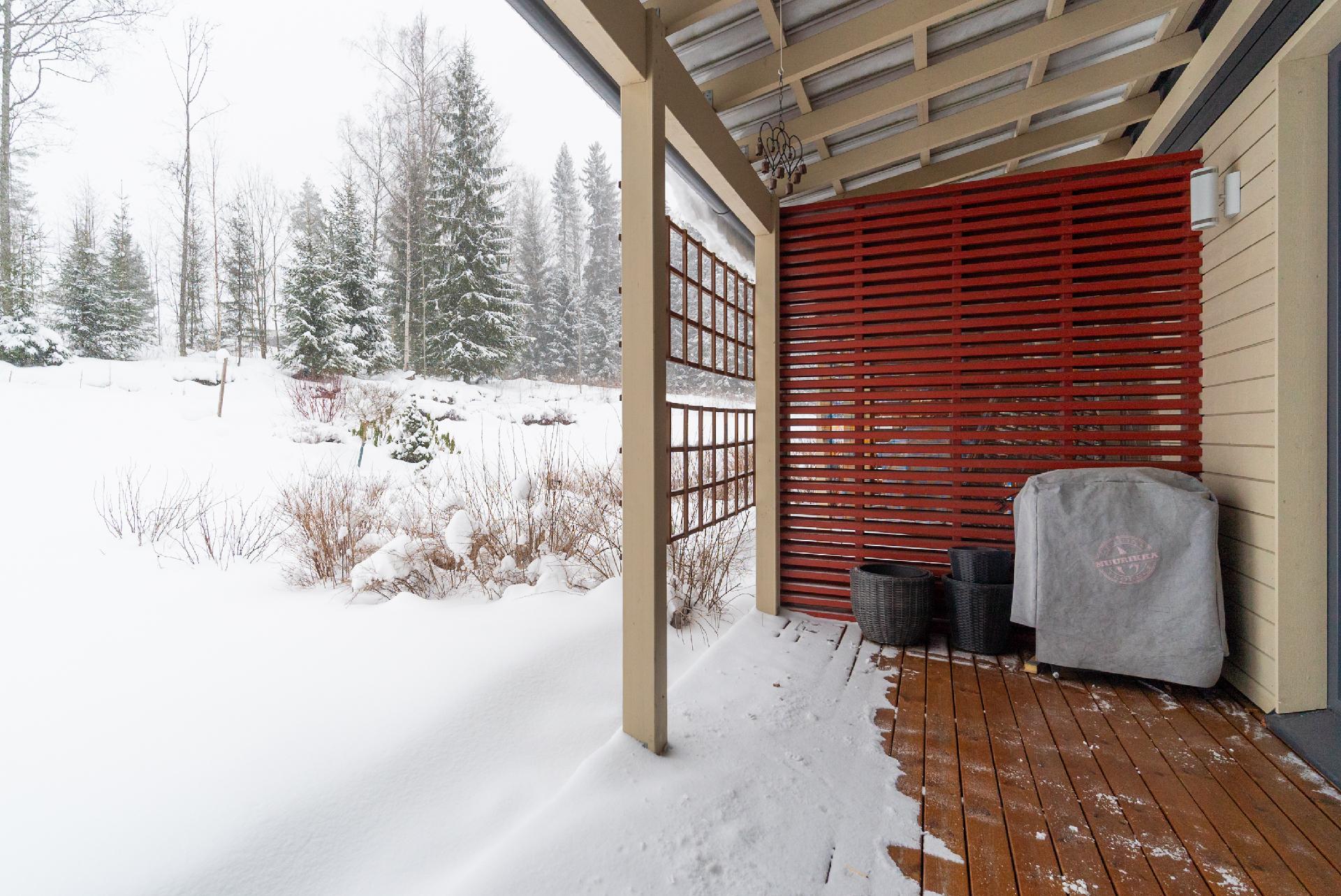 Olohuoneesta käynti takapihan terassille