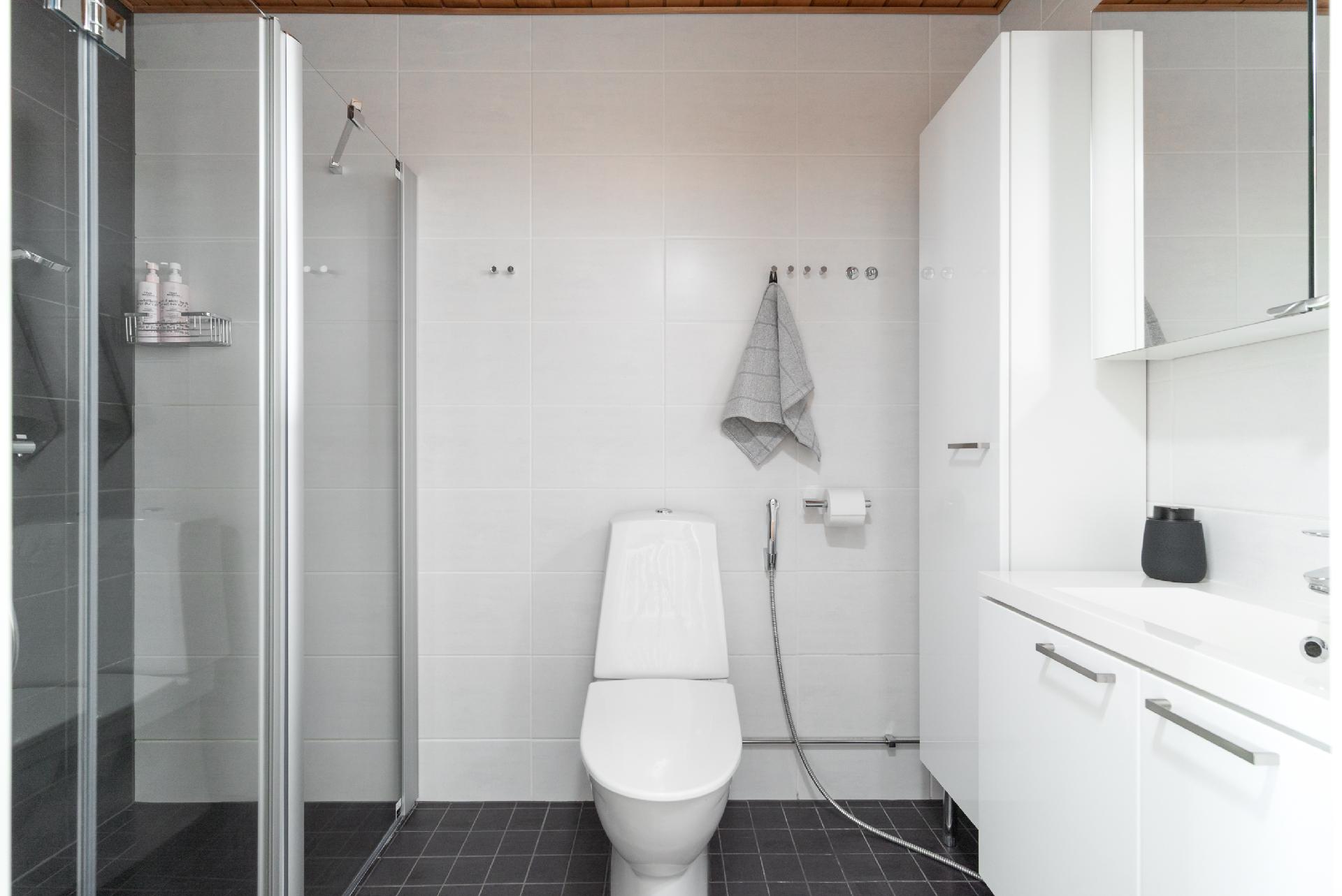 Yläkerran kylpyhuone