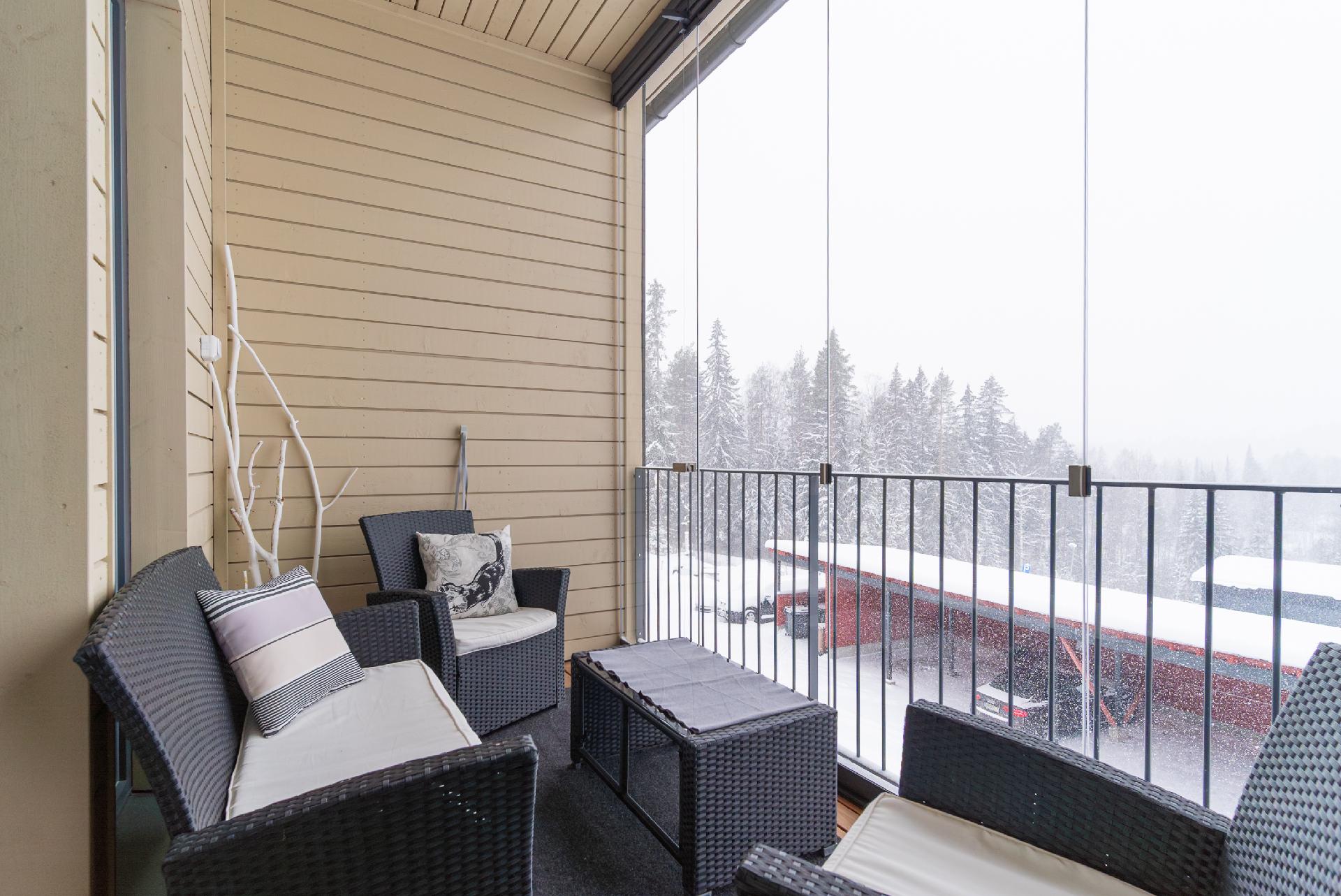 Yläkerran parvekkeelle käynti makuuhuoneista