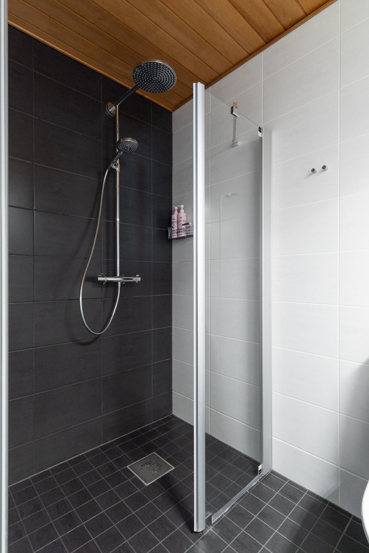 Yläkerran kylpyhuone